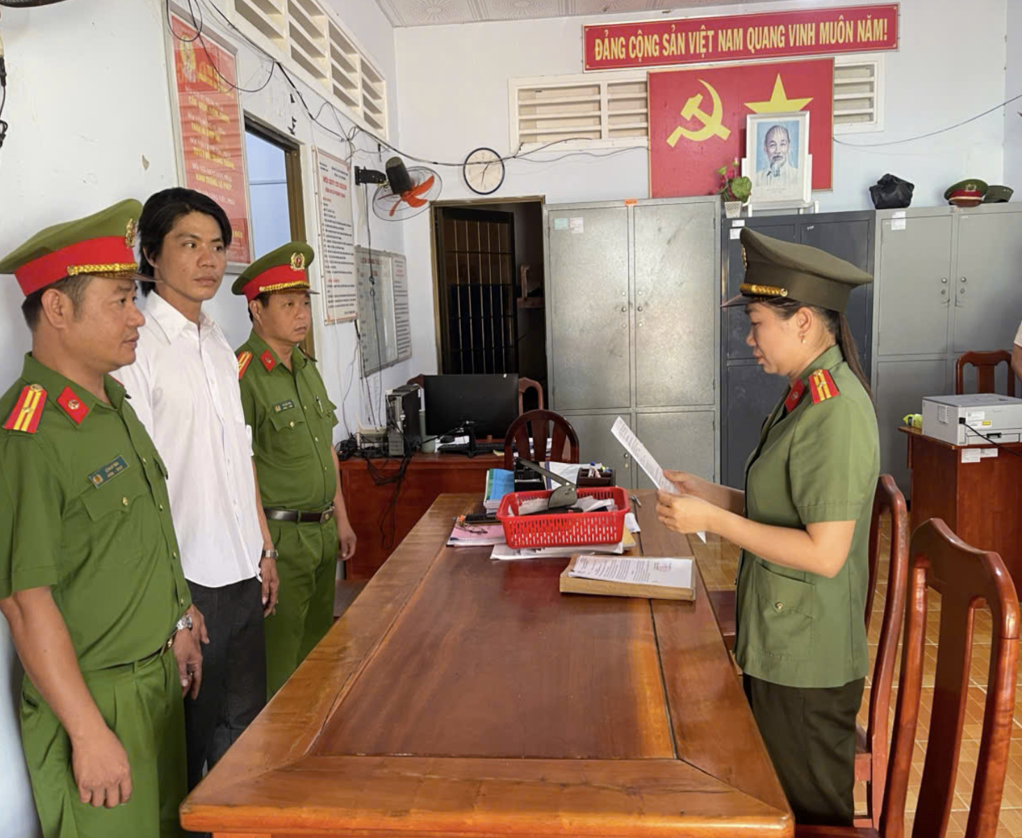 Vĩnh Long: Khởi tố chủ tiệm sửa xe có hành vi dâm ô nữ sinh - Ảnh 1.