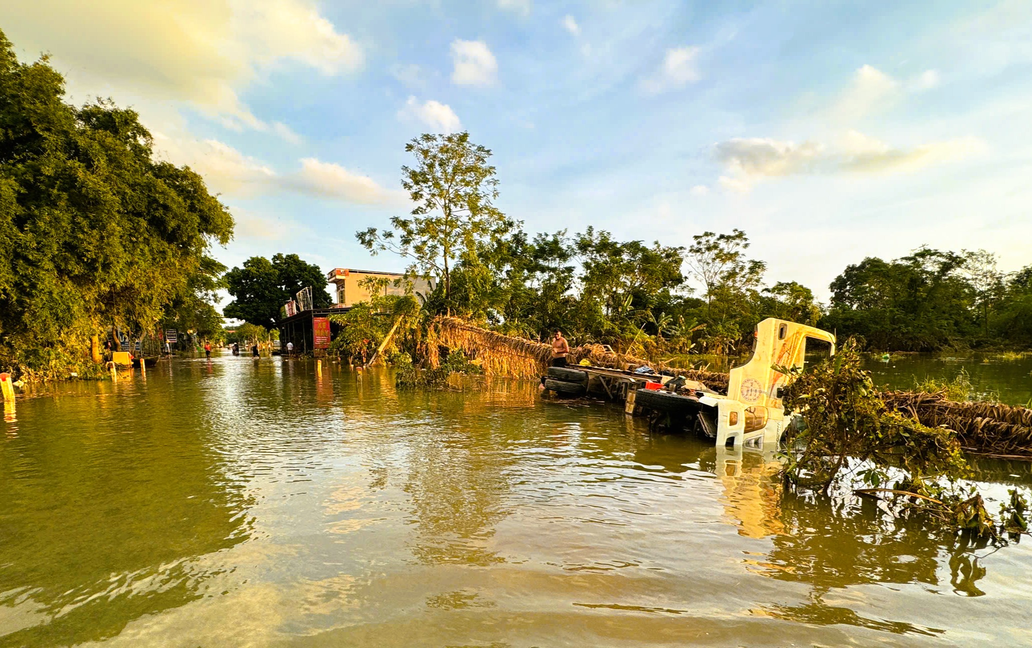 Tặng bằng khen người đàn ông xả thân cứu người trong mưa lũ ở Thanh Hóa - Ảnh 1.