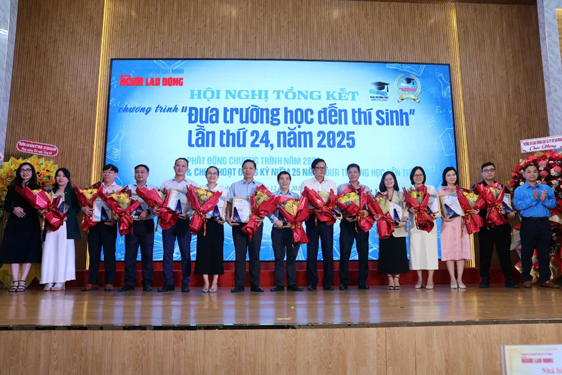 "Đưa trường học đến th&iacute; sinh" chạm mốc 25 năm - Ảnh 3.