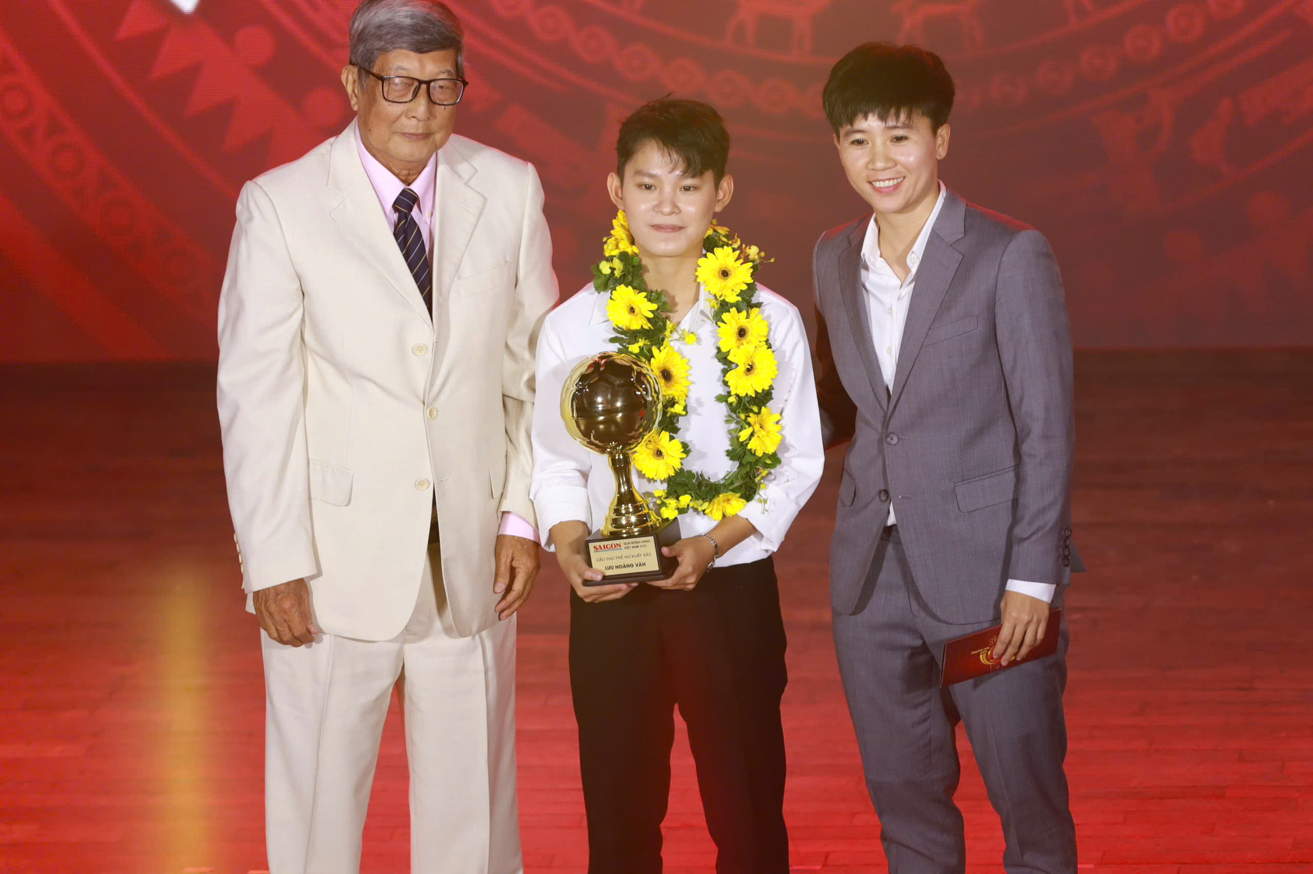 Hoàng Đức đoạt cú đúp danh hiệu ở Giải thưởng QBV Việt Nam 2025 - Ảnh 6.