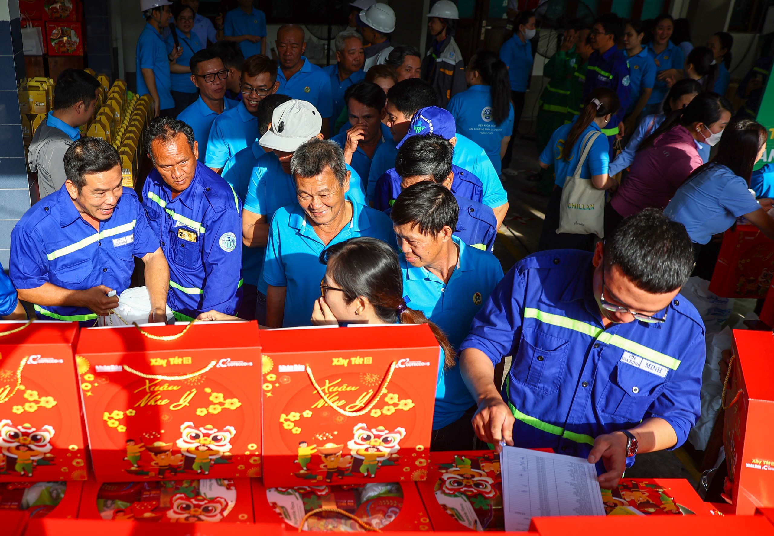 C&ocirc;ng nh&acirc;n vệ sinh TPHCM đ&oacute;n Tết sớm - Ảnh 2.