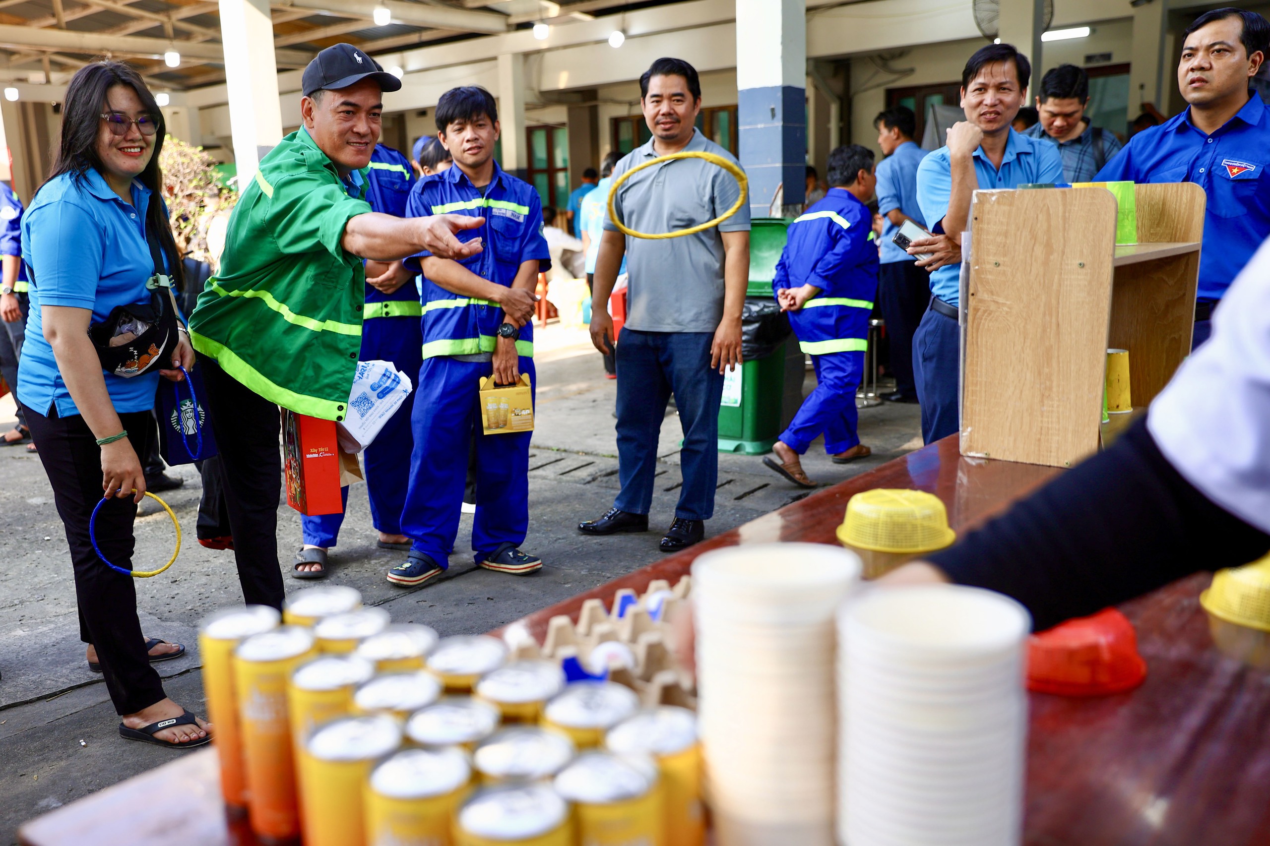 C&ocirc;ng nh&acirc;n vệ sinh TPHCM đ&oacute;n Tết sớm - Ảnh 7.