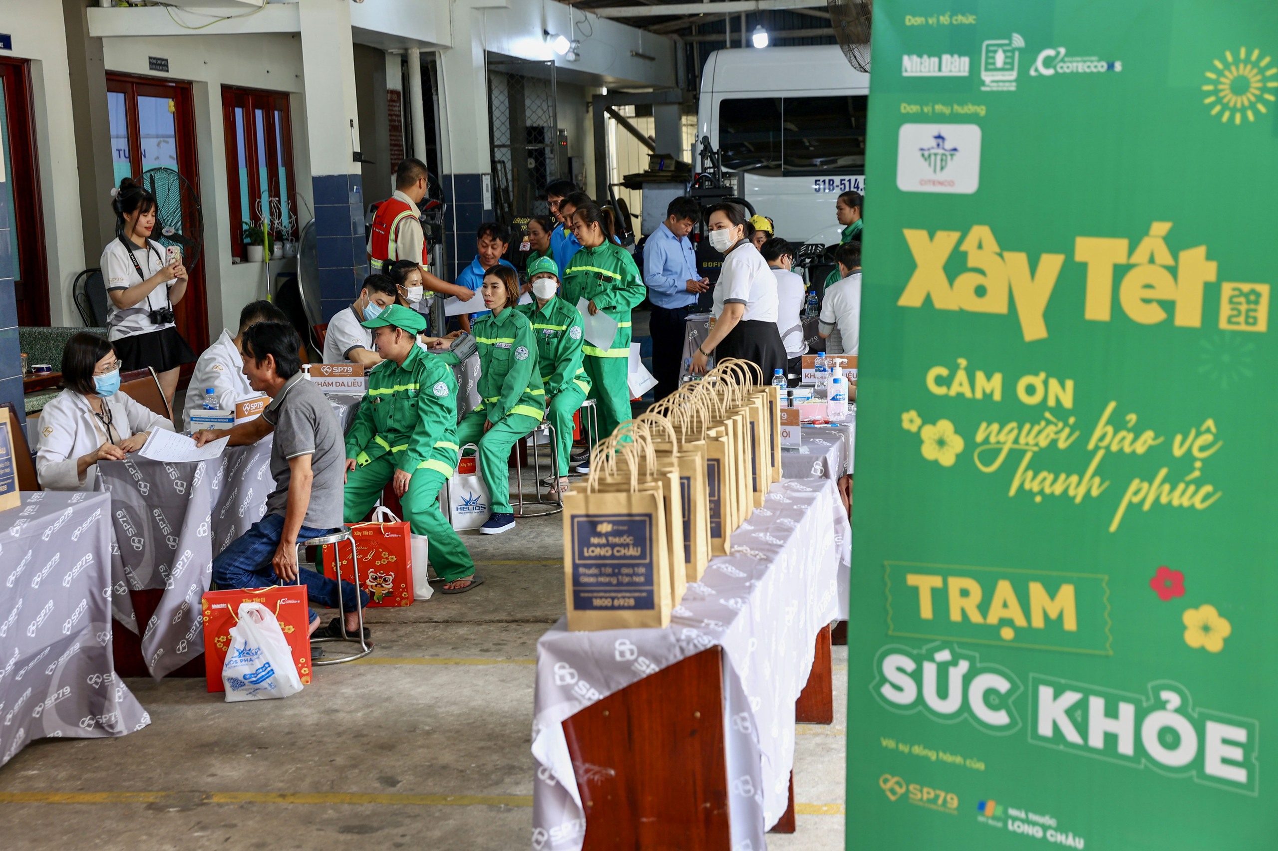 C&ocirc;ng nh&acirc;n vệ sinh TPHCM đ&oacute;n Tết sớm - Ảnh 3.