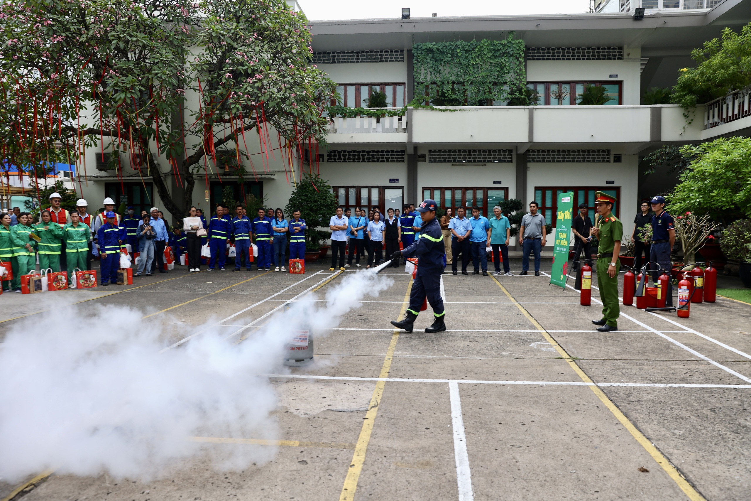C&ocirc;ng nh&acirc;n vệ sinh TPHCM đ&oacute;n Tết sớm - Ảnh 4.