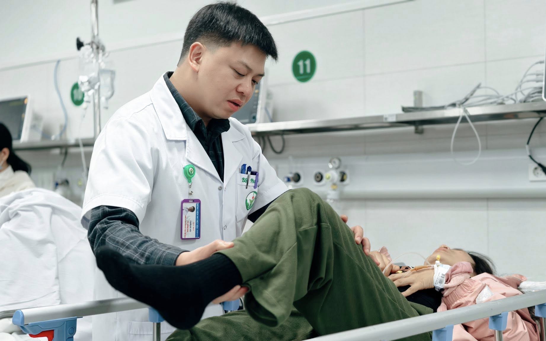 Xe kh&aacute;ch chở đo&agrave;n thiện nguyện lật khiến 18 người thương vong: Xe mất phanh - Ảnh 2.