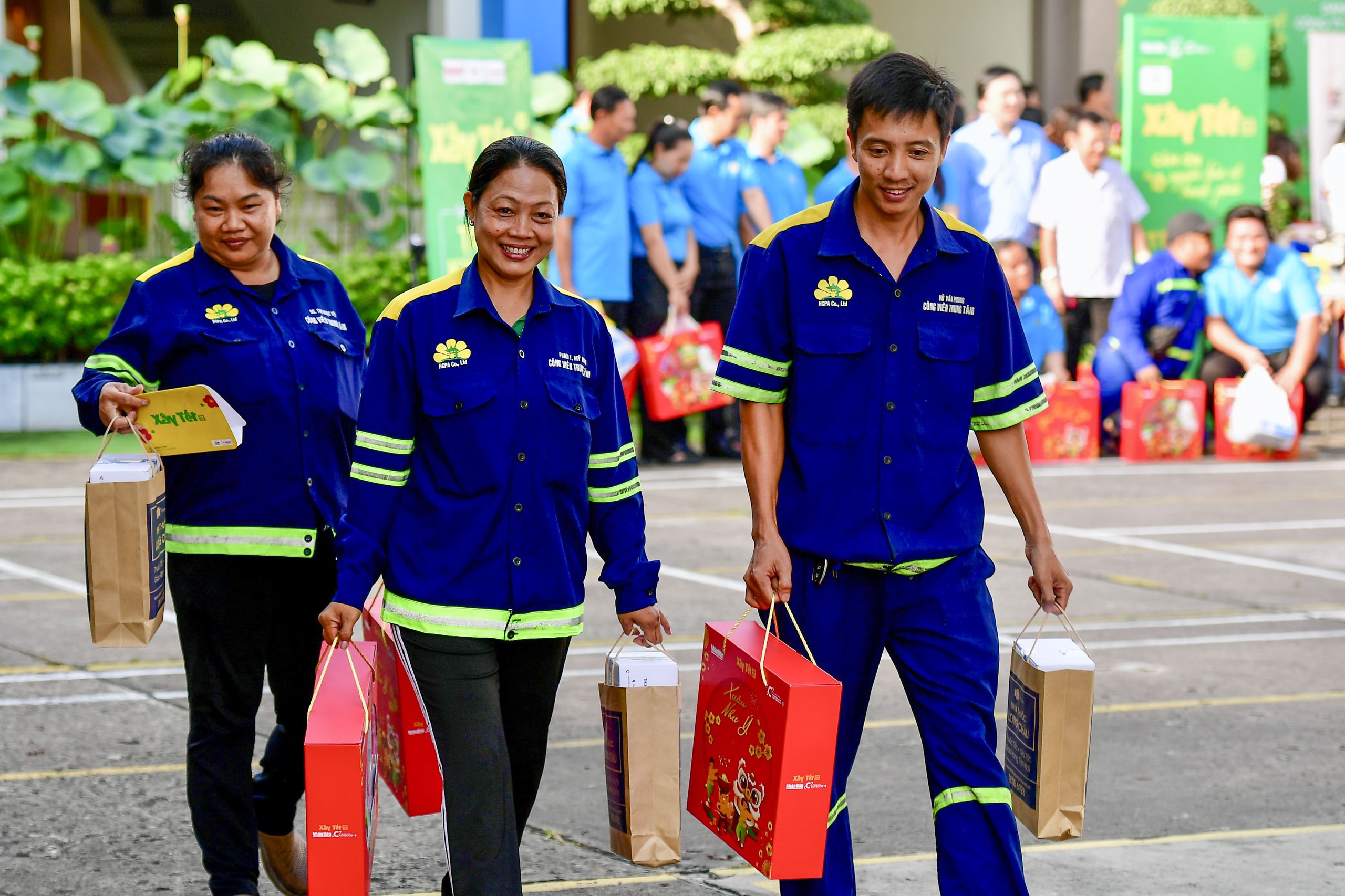 C&ocirc;ng nh&acirc;n vệ sinh TPHCM đ&oacute;n Tết sớm - Ảnh 9.