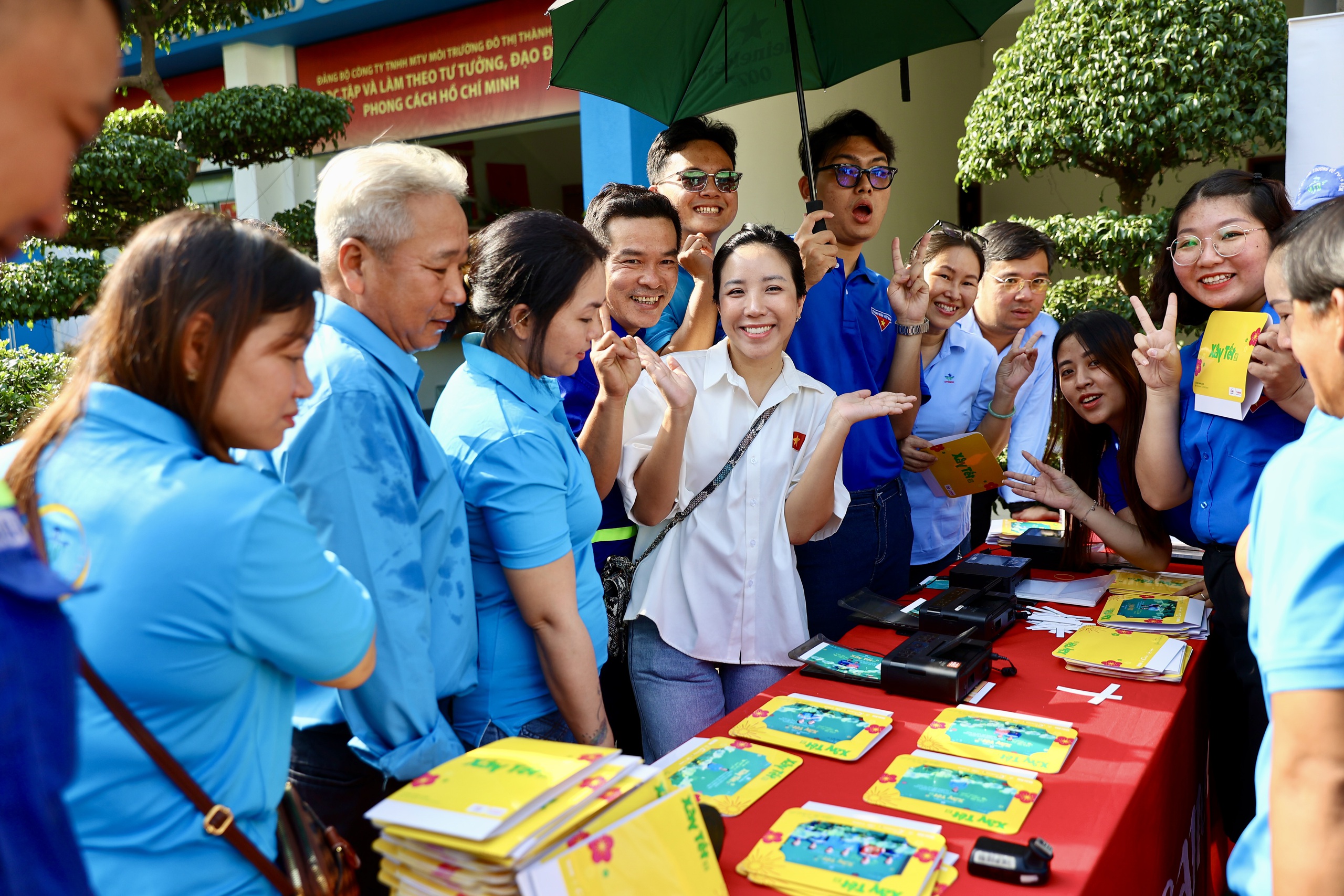C&ocirc;ng nh&acirc;n vệ sinh TPHCM đ&oacute;n Tết sớm - Ảnh 8.