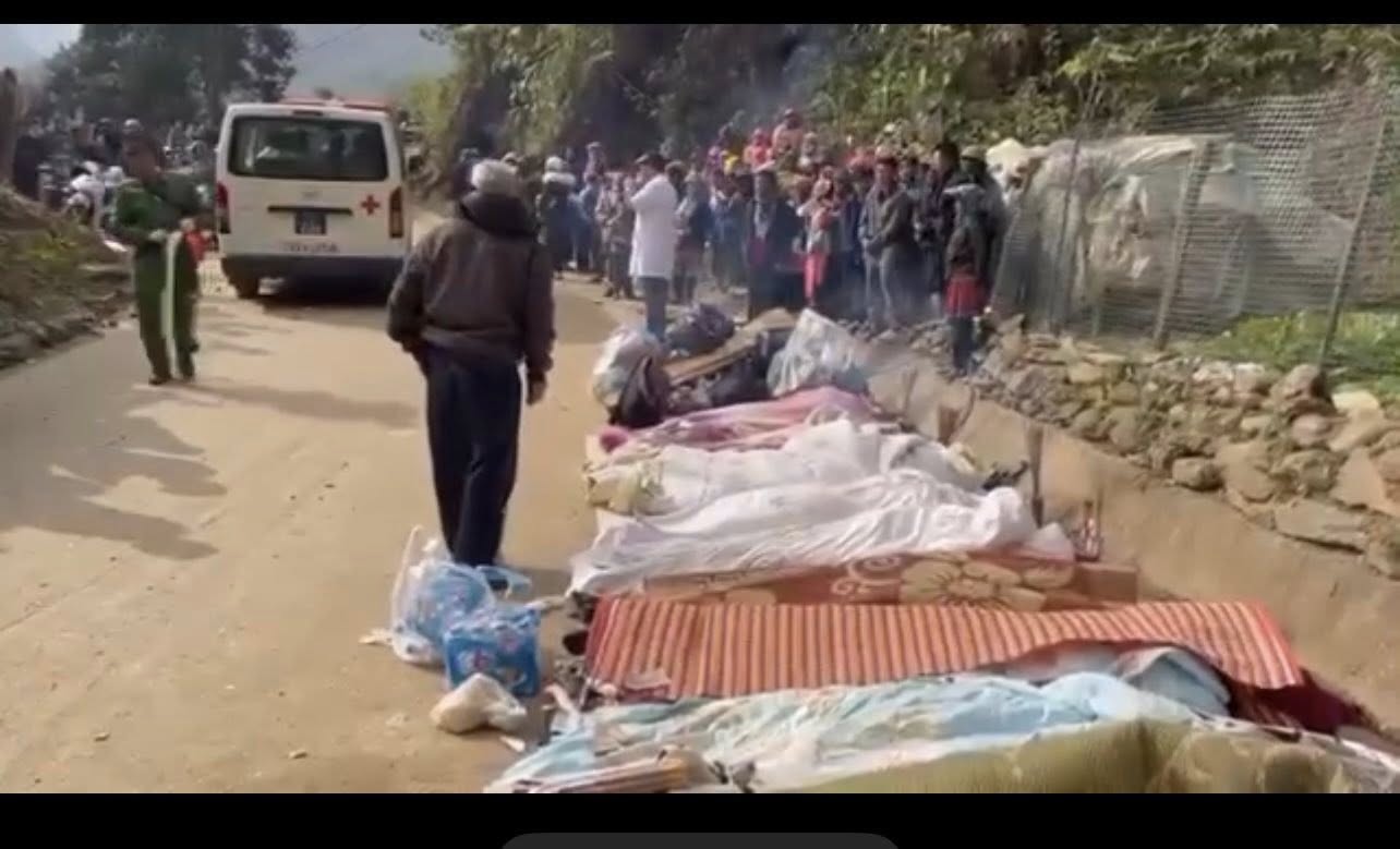 Xe khách lật, 8 người tử vong, nhiều người bị thương: Xe chở đoàn thiện nguyện - Ảnh 2.