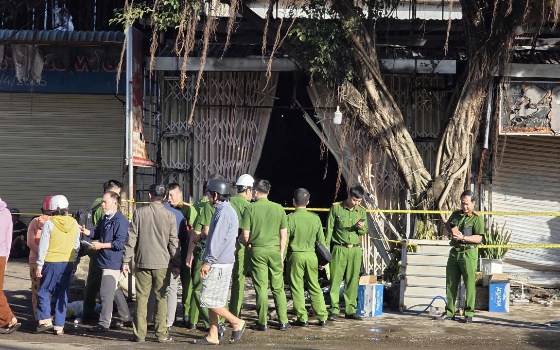 Ch&aacute;y nh&agrave; Đắk Lắk khiến 4 người thiệt mạng , b&eacute; 1 th&aacute;ng tuổi tho&aacute;t chết trong l&ograve;ng cha - Ảnh 3.