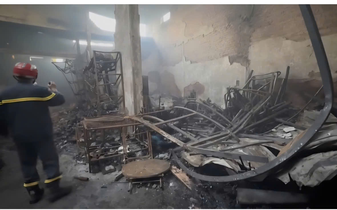 Camera ghi lại khoảnh khắc vụ hỏa hoạn ở Đắk Lắk khiến 4 người thiệt mạng - Ảnh 2.