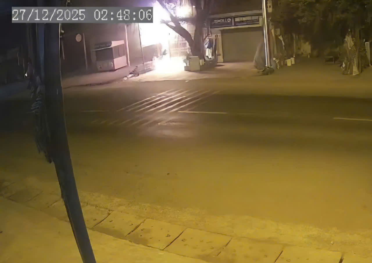 Camera ghi lại khoảnh khắc vụ hỏa hoạn ở Đắk Lắk khiến 4 người thiệt mạng - Ảnh 1.