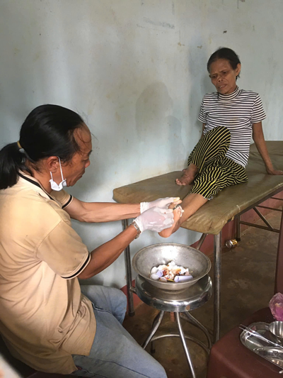 "B&aacute;c sĩ" kh&ocirc;ng &aacute;o blouse - Ảnh 2.