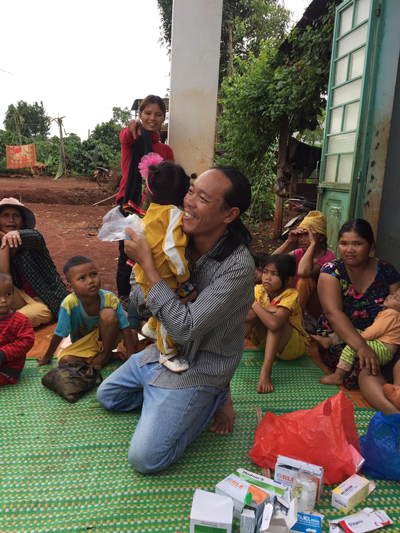 "B&aacute;c sĩ" kh&ocirc;ng &aacute;o blouse - Ảnh 1.