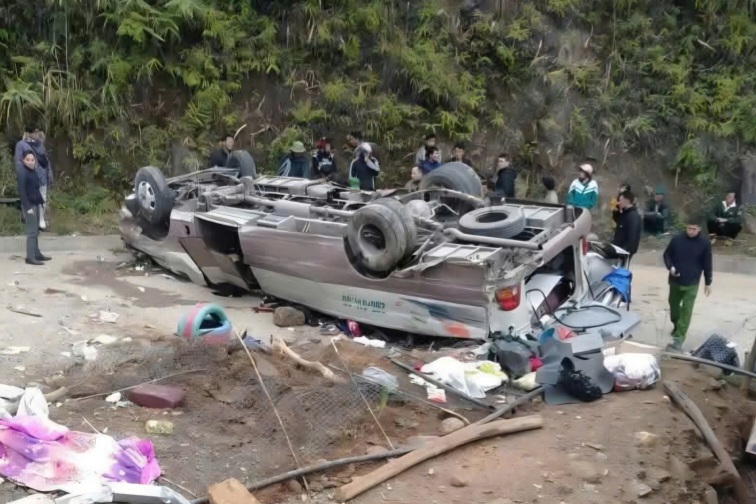 Xe khách chở đoàn thiện nguyện lật khiến 18 người thương vong: Xe mất phanh - Ảnh 1.