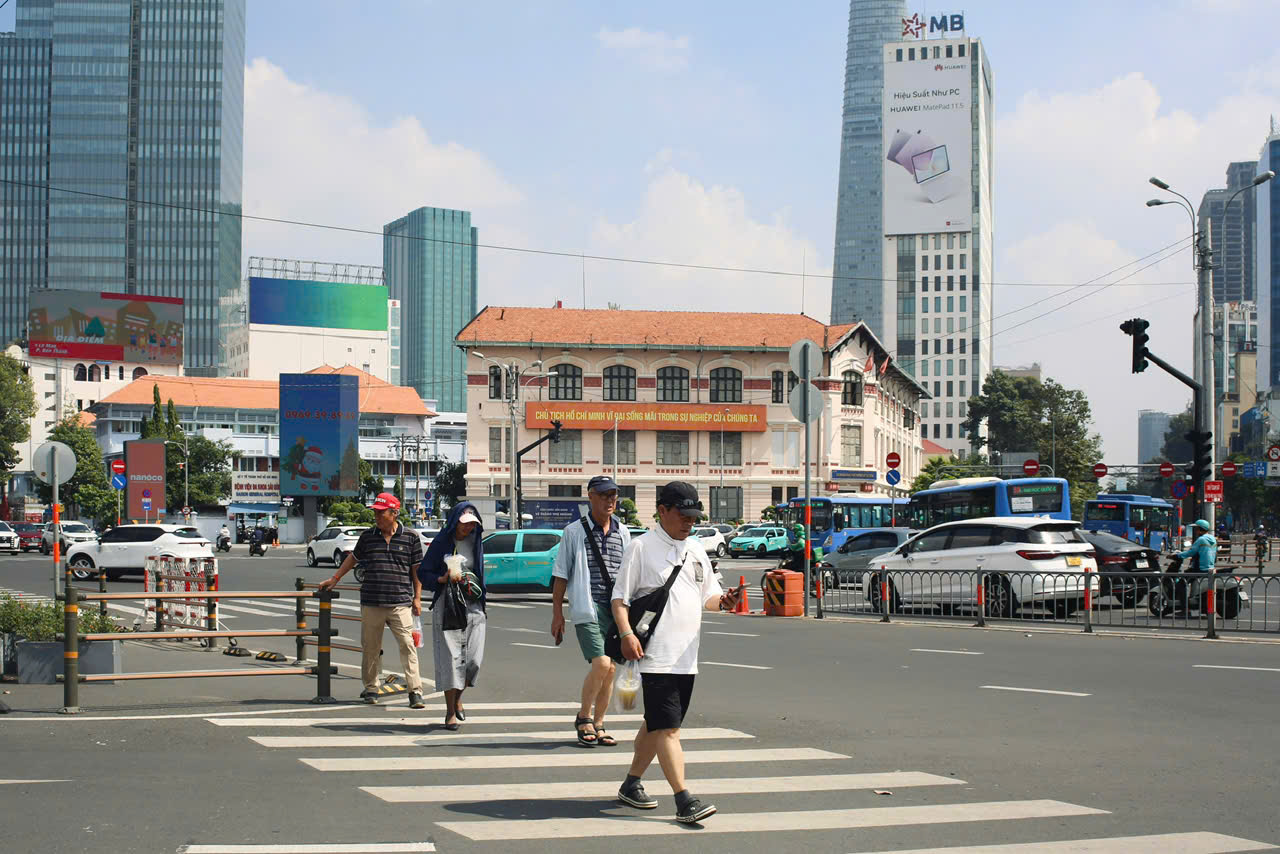 Dự báo thời tiết hôm nay, 28-12: TPHCM và Nam Bộ se lạnh nhẹ, ngày nắng - Ảnh 1.