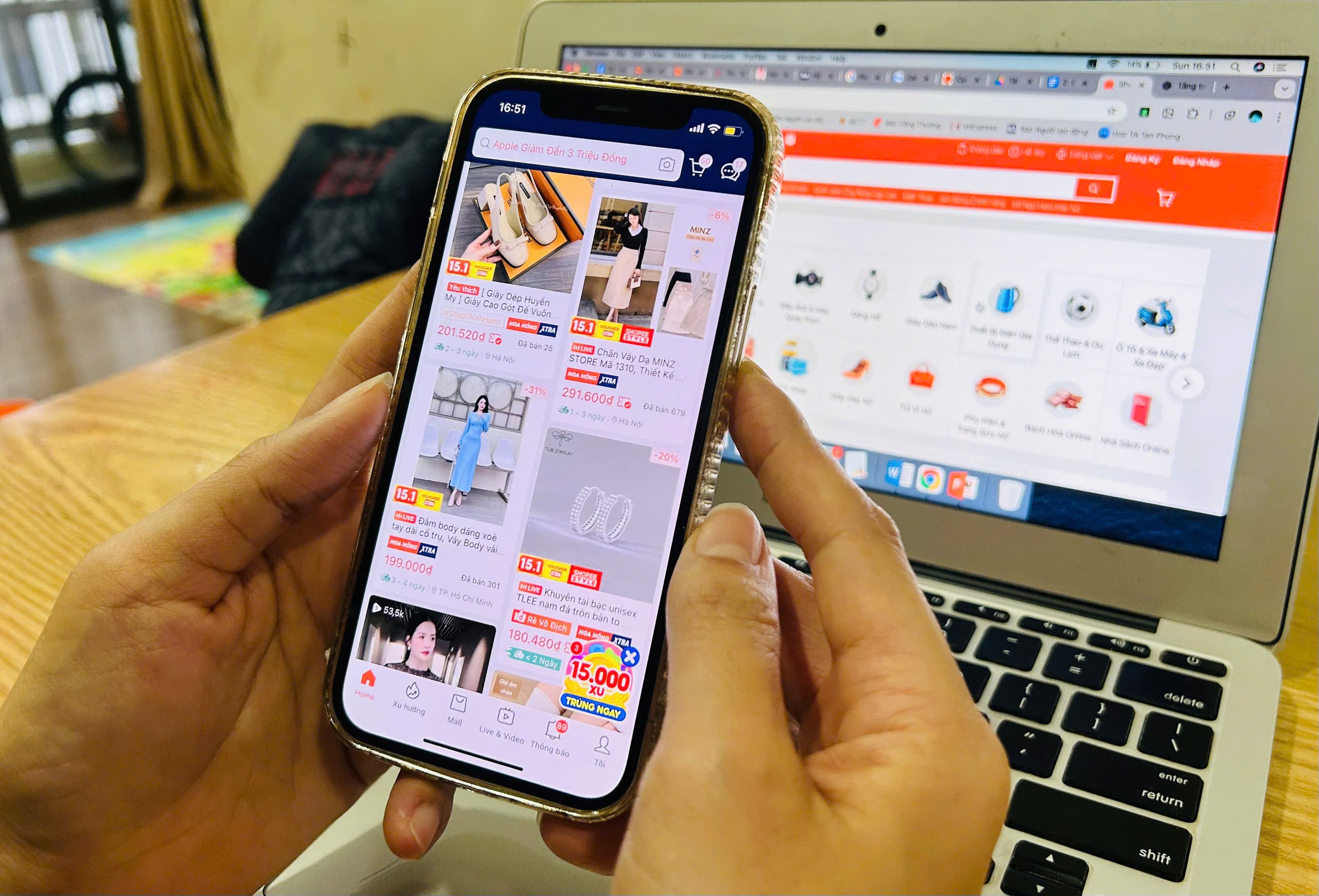 Siết thu thuế trên sàn thương mại điện tử để chống thất thu hiệu quả - Ảnh 1. Siết thu thuế trên sàn thương mại điện tử để chống thất thu hiệu quả - Ảnh 1.