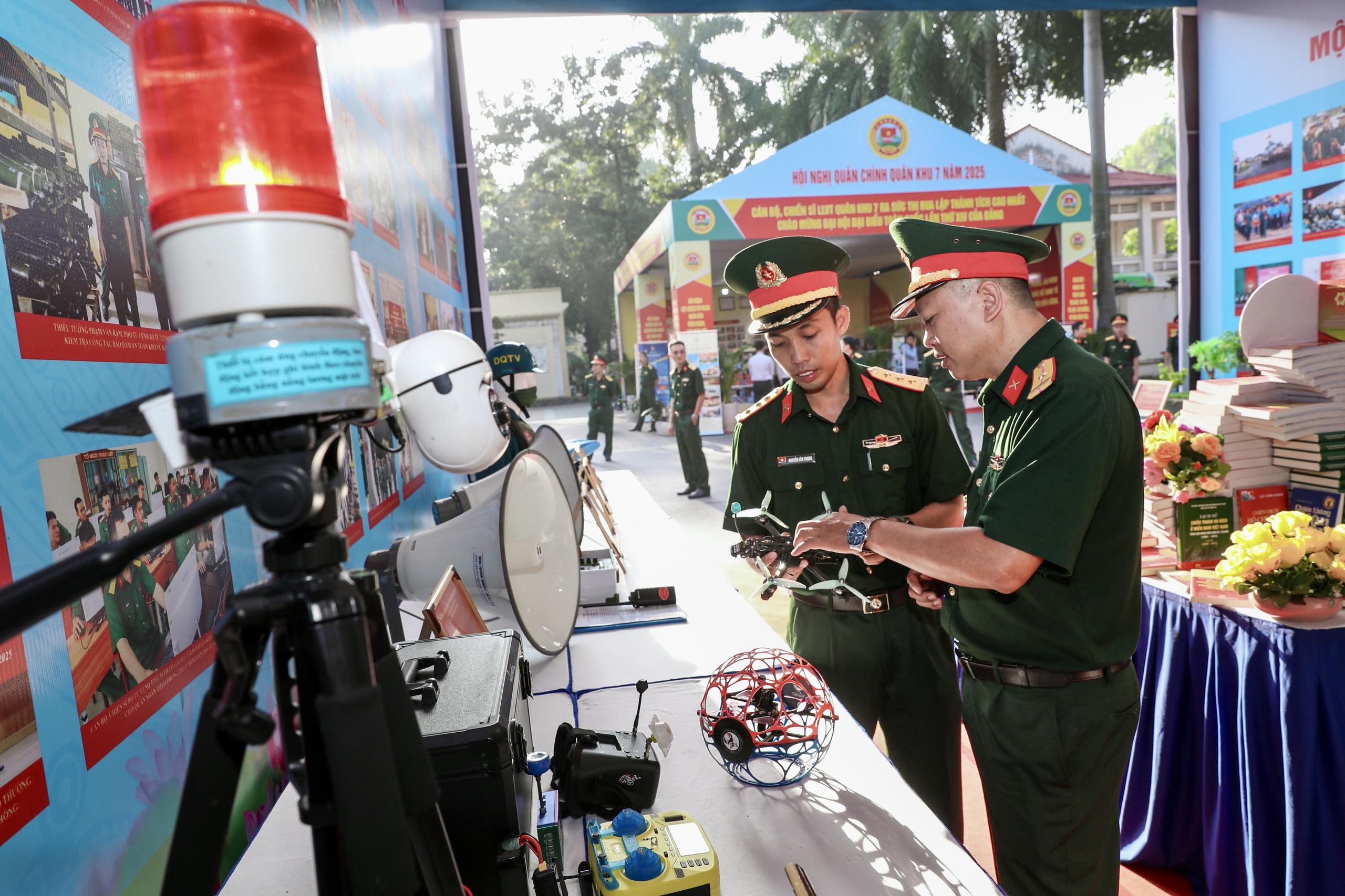 Qu&acirc;n khu 7 đ&oacute;n nhận Hu&acirc;n chương Bảo vệ Tổ quốc hạng Nhất - Ảnh 5.