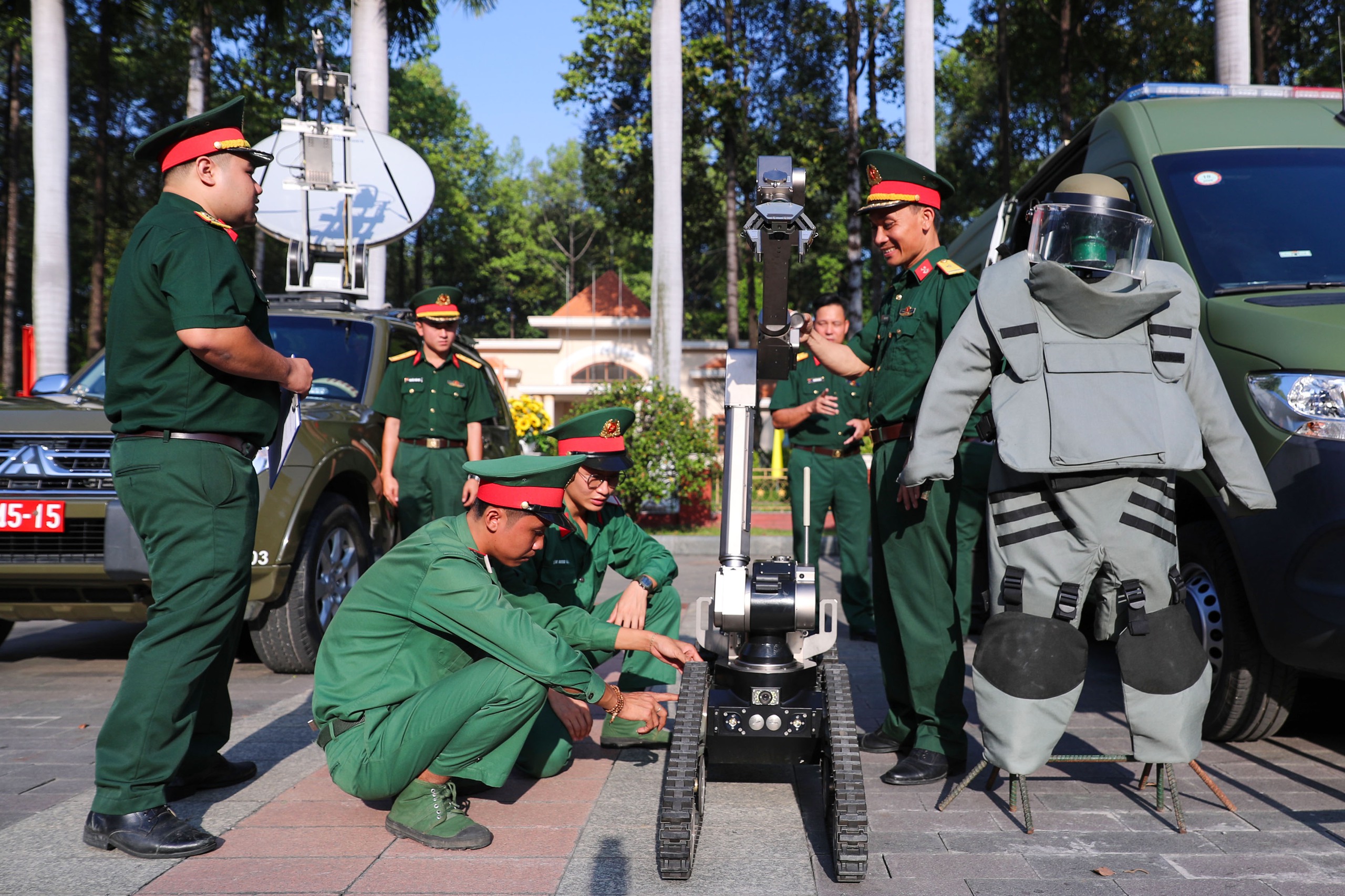 Qu&acirc;n khu 7 đ&oacute;n nhận Hu&acirc;n chương Bảo vệ Tổ quốc hạng Nhất - Ảnh 4.