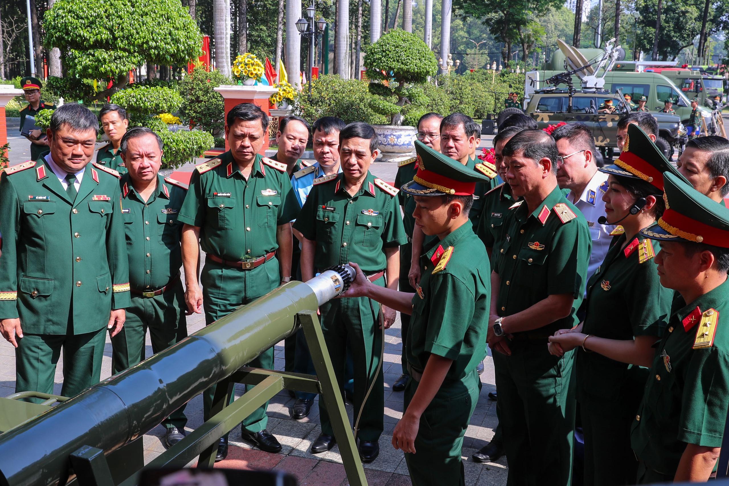 Qu&acirc;n khu 7 đ&oacute;n nhận Hu&acirc;n chương Bảo vệ Tổ quốc hạng Nhất - Ảnh 2.