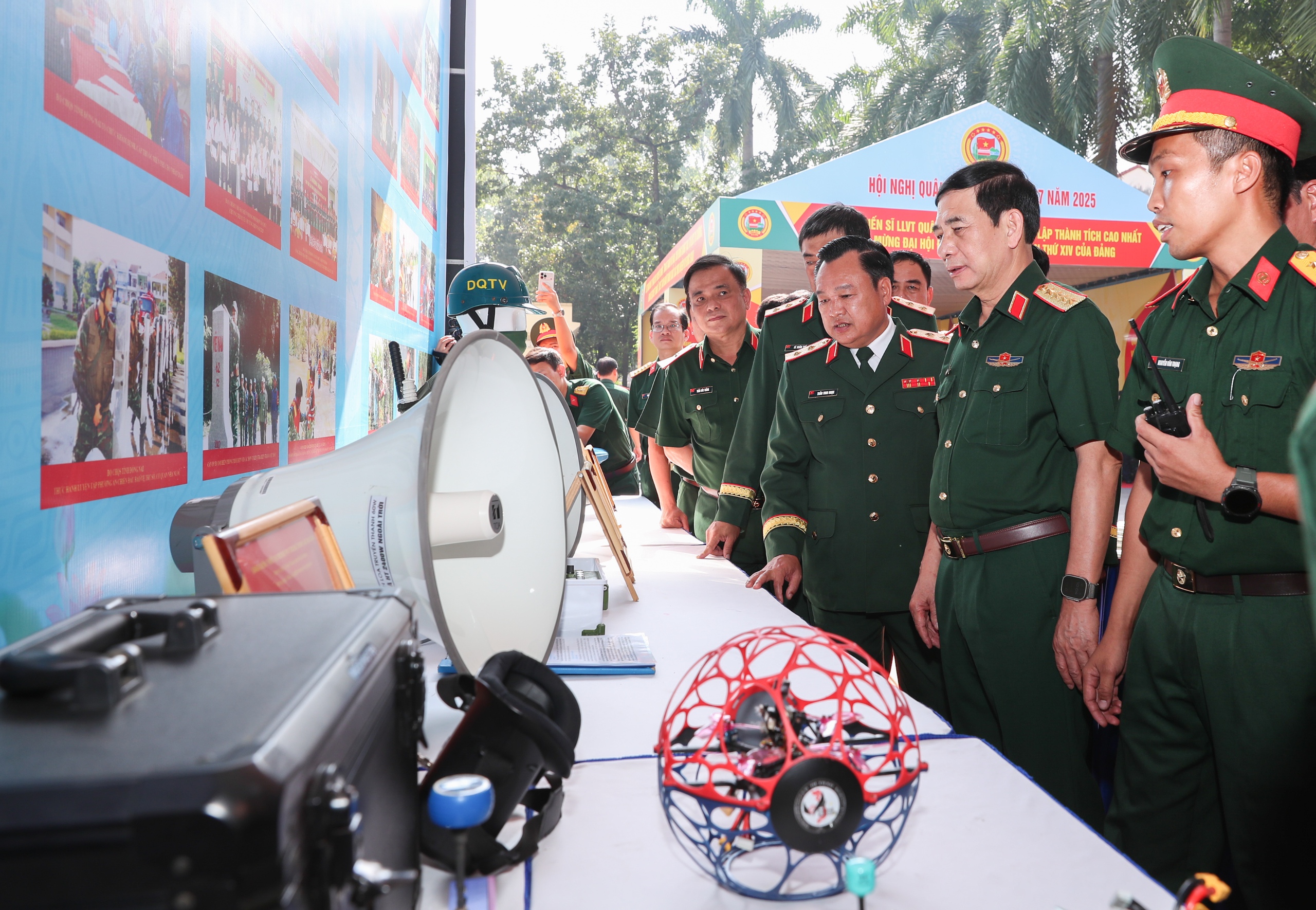 Qu&acirc;n khu 7 đ&oacute;n nhận Hu&acirc;n chương Bảo vệ Tổ quốc hạng Nhất - Ảnh 3.