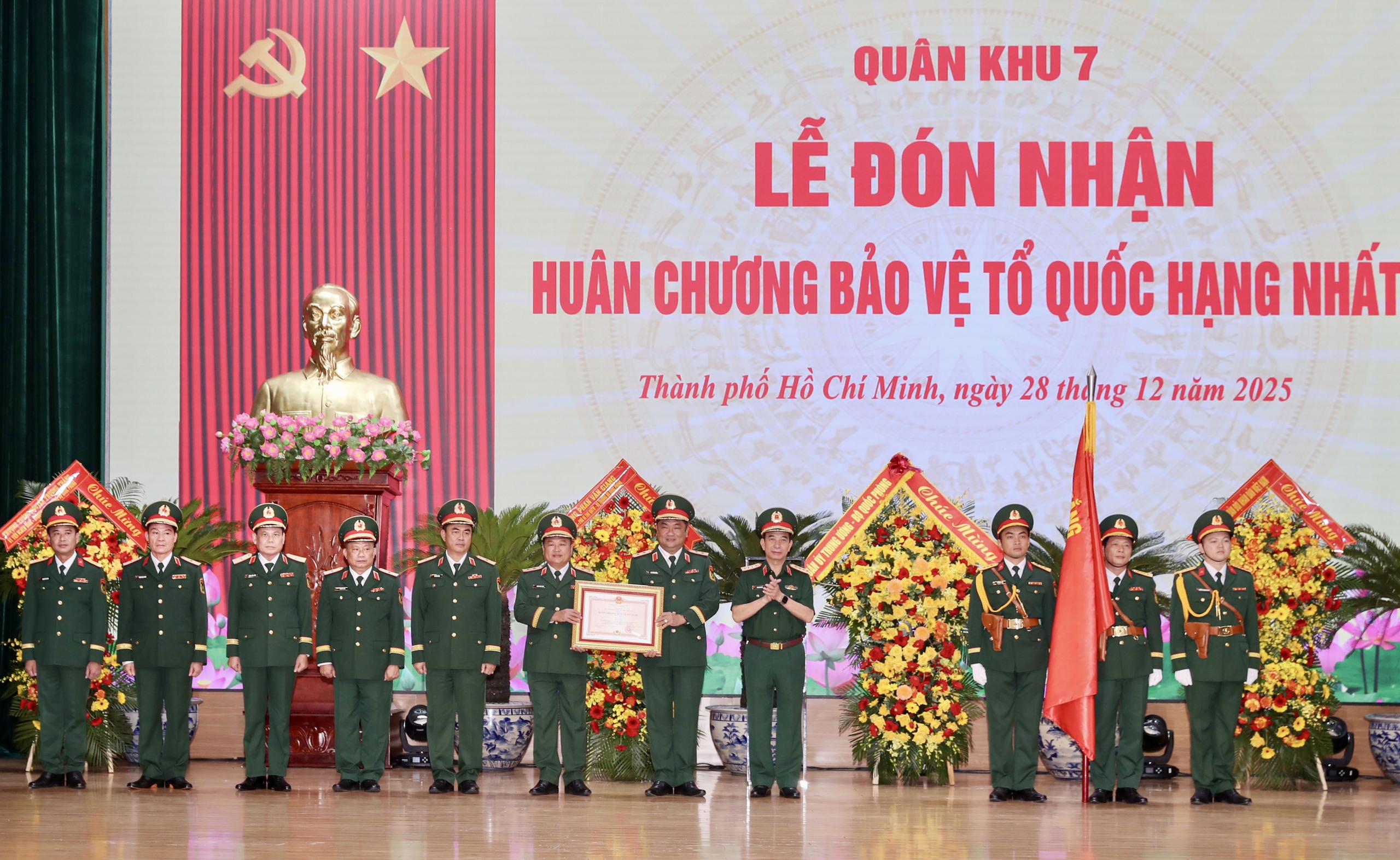 Qu&acirc;n khu 7 đ&oacute;n nhận Hu&acirc;n chương Bảo vệ Tổ quốc hạng Nhất - Ảnh 7.