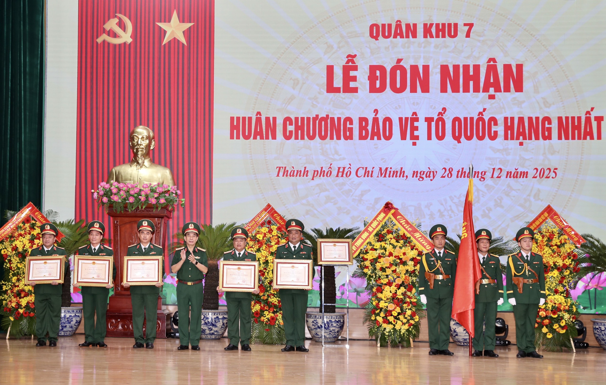Qu&acirc;n khu 7 đ&oacute;n nhận Hu&acirc;n chương Bảo vệ Tổ quốc hạng Nhất - Ảnh 8.
