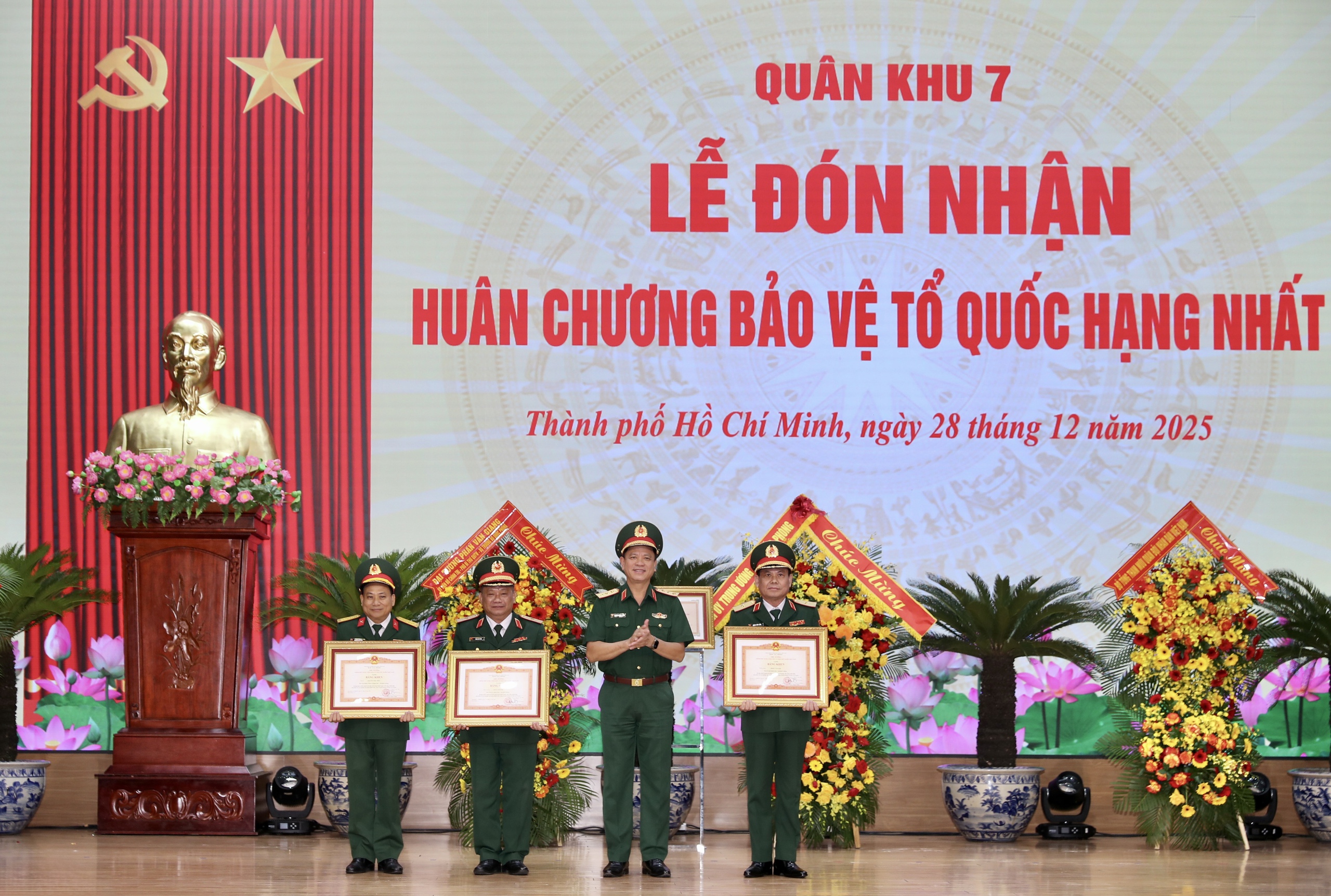 Qu&acirc;n khu 7 đ&oacute;n nhận Hu&acirc;n chương Bảo vệ Tổ quốc hạng Nhất - Ảnh 9.