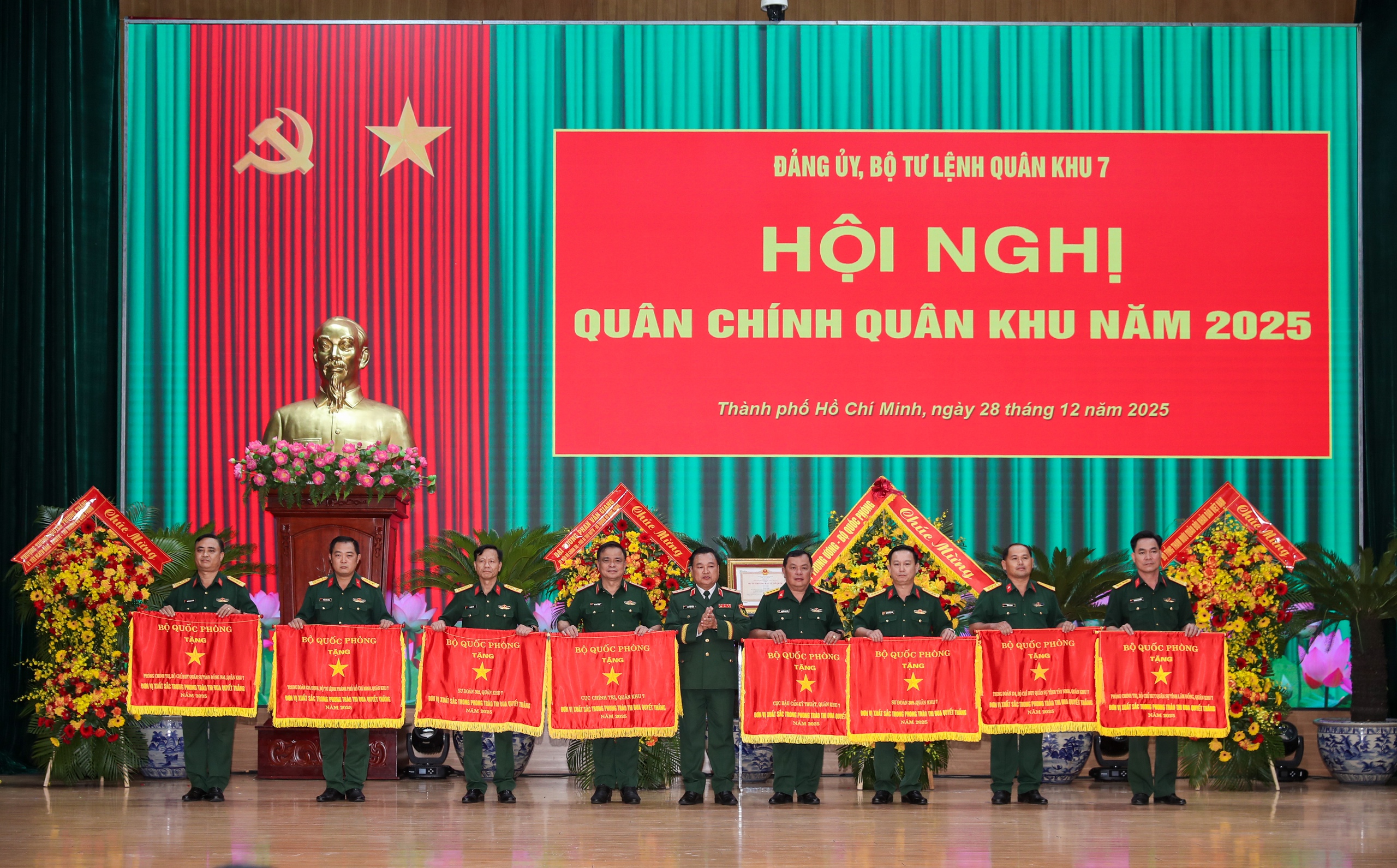 Qu&acirc;n khu 7 đ&oacute;n nhận Hu&acirc;n chương Bảo vệ Tổ quốc hạng Nhất - Ảnh 11.