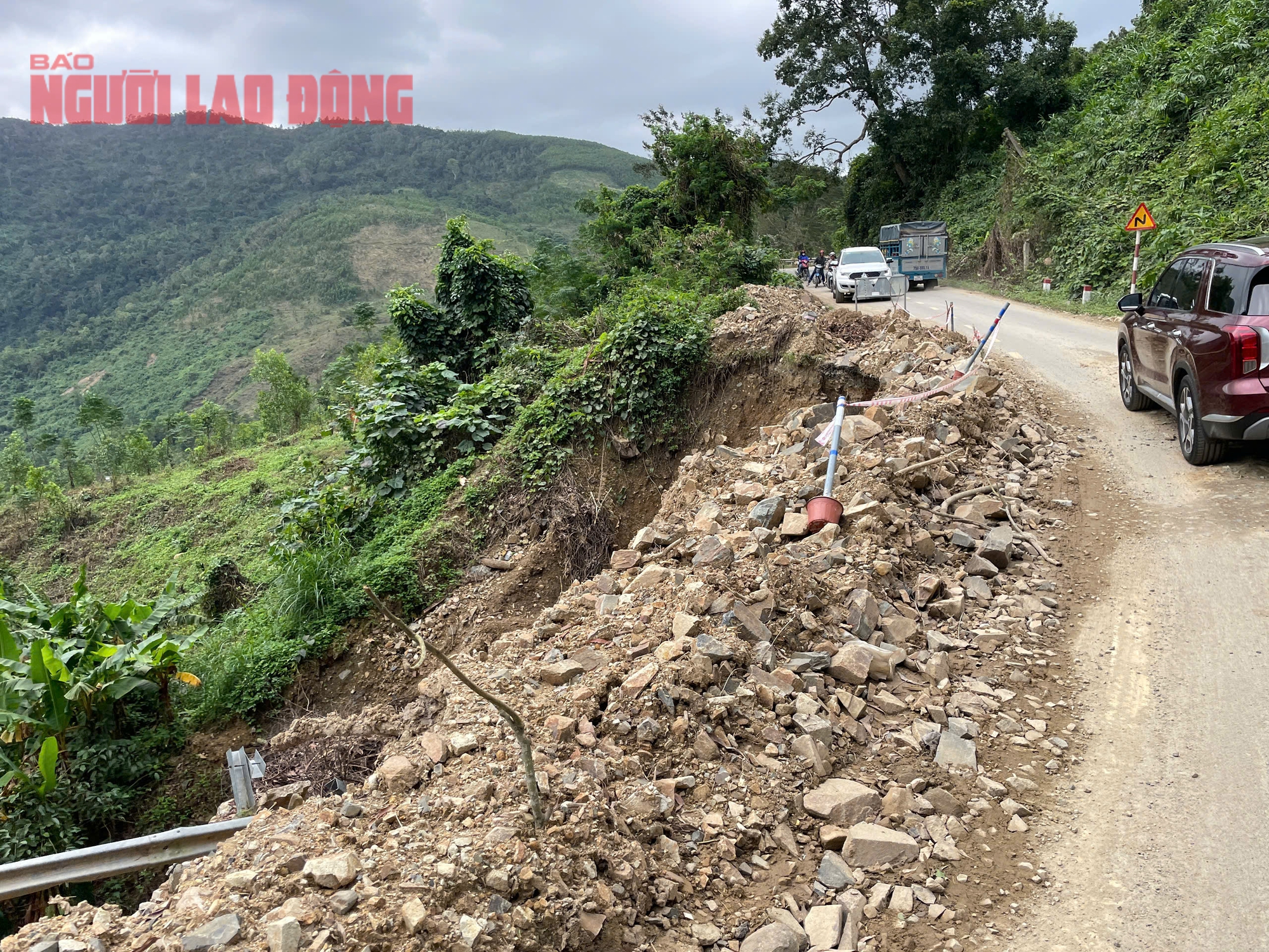 Đ&egrave;o Kh&aacute;nh Sơn hở h&agrave;m ếch, xe tải trọng lớn "chiếm đường" g&acirc;y nguy hiểm - Ảnh 2.