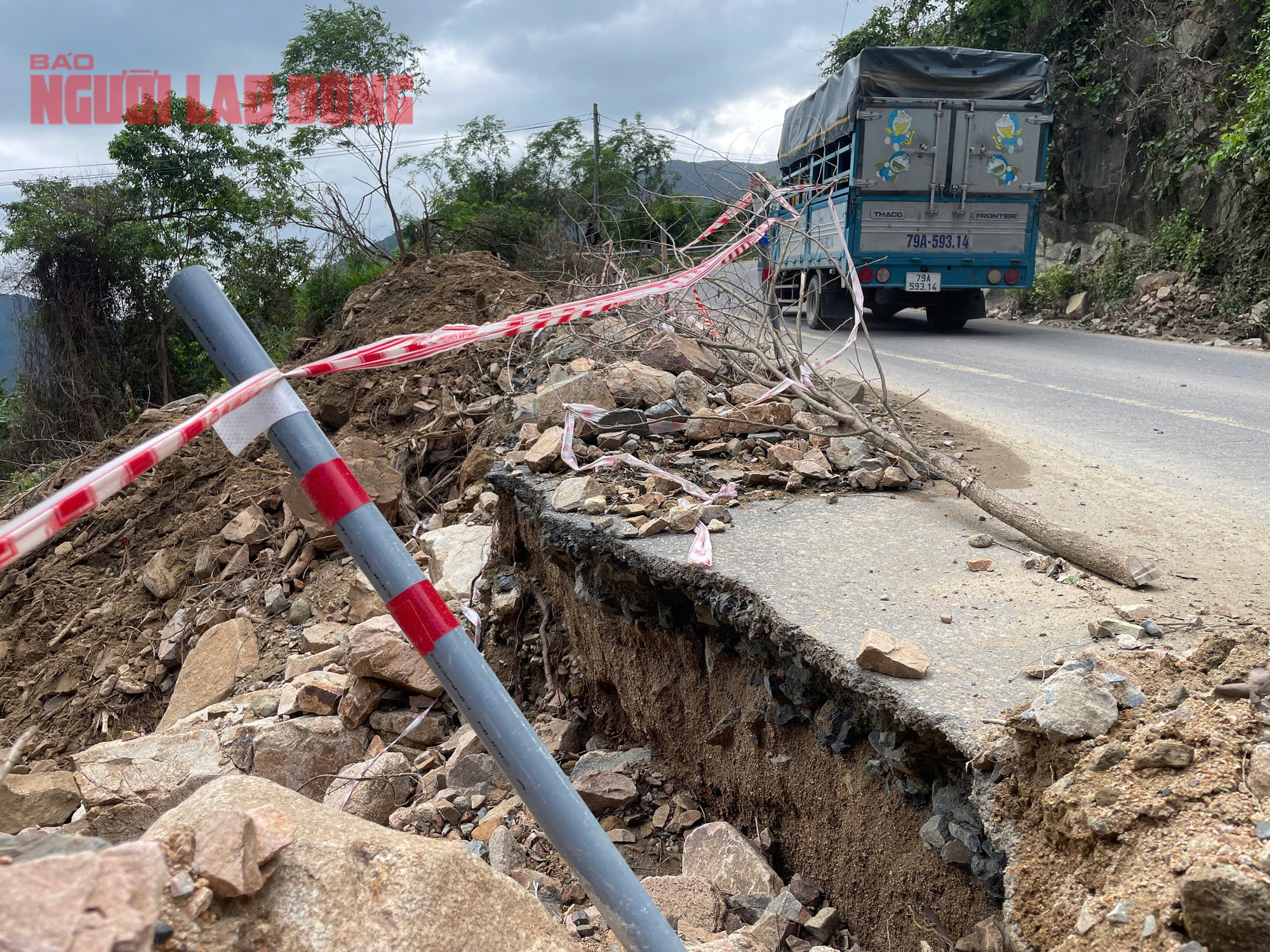 Đ&egrave;o Kh&aacute;nh Sơn hở h&agrave;m ếch, xe tải trọng lớn "chiếm đường" g&acirc;y nguy hiểm - Ảnh 3.