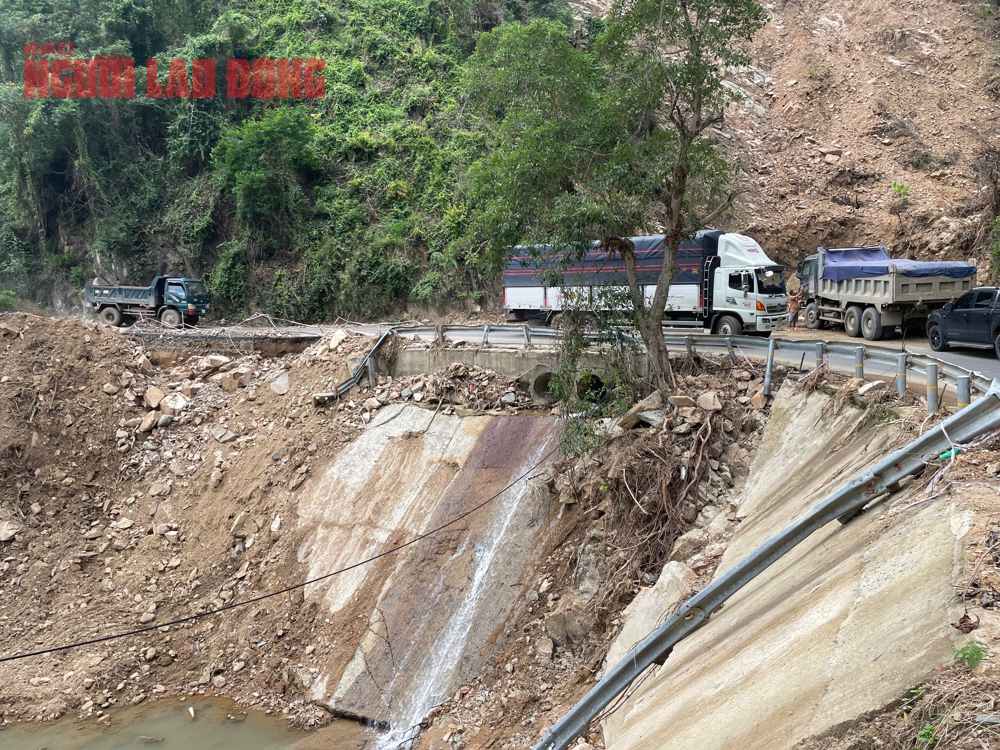 Đ&egrave;o Kh&aacute;nh Sơn hở h&agrave;m ếch, xe tải trọng lớn "chiếm đường" g&acirc;y nguy hiểm - Ảnh 4.