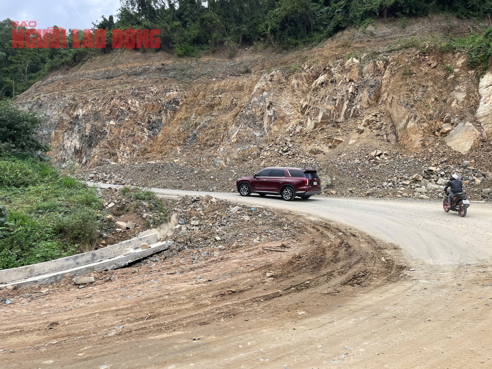 Đ&egrave;o Kh&aacute;nh Sơn hở h&agrave;m ếch, xe tải trọng lớn "chiếm đường" g&acirc;y nguy hiểm - Ảnh 5.