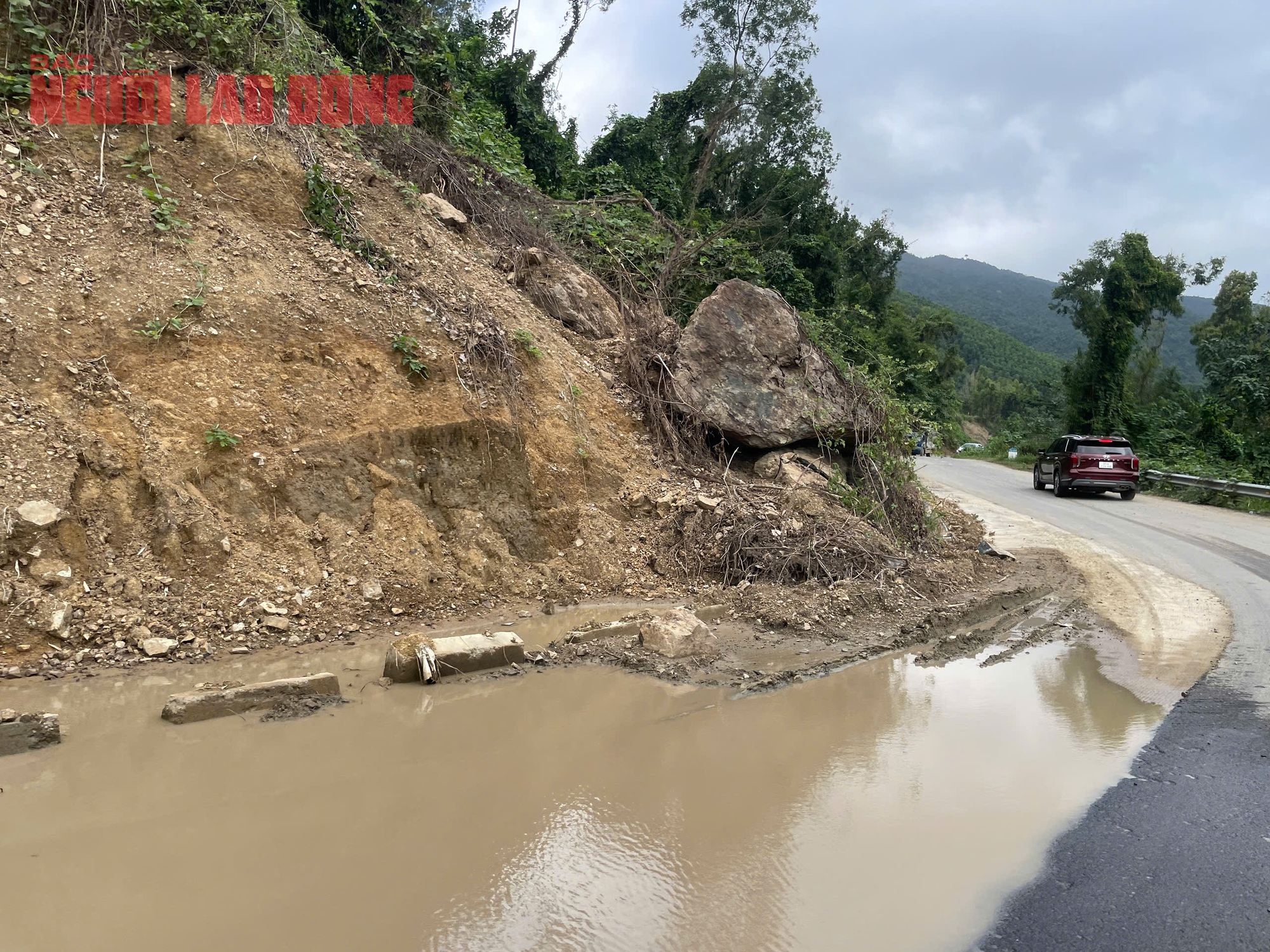 Đ&egrave;o Kh&aacute;nh Sơn hở h&agrave;m ếch, xe tải trọng lớn "chiếm đường" g&acirc;y nguy hiểm - Ảnh 6.