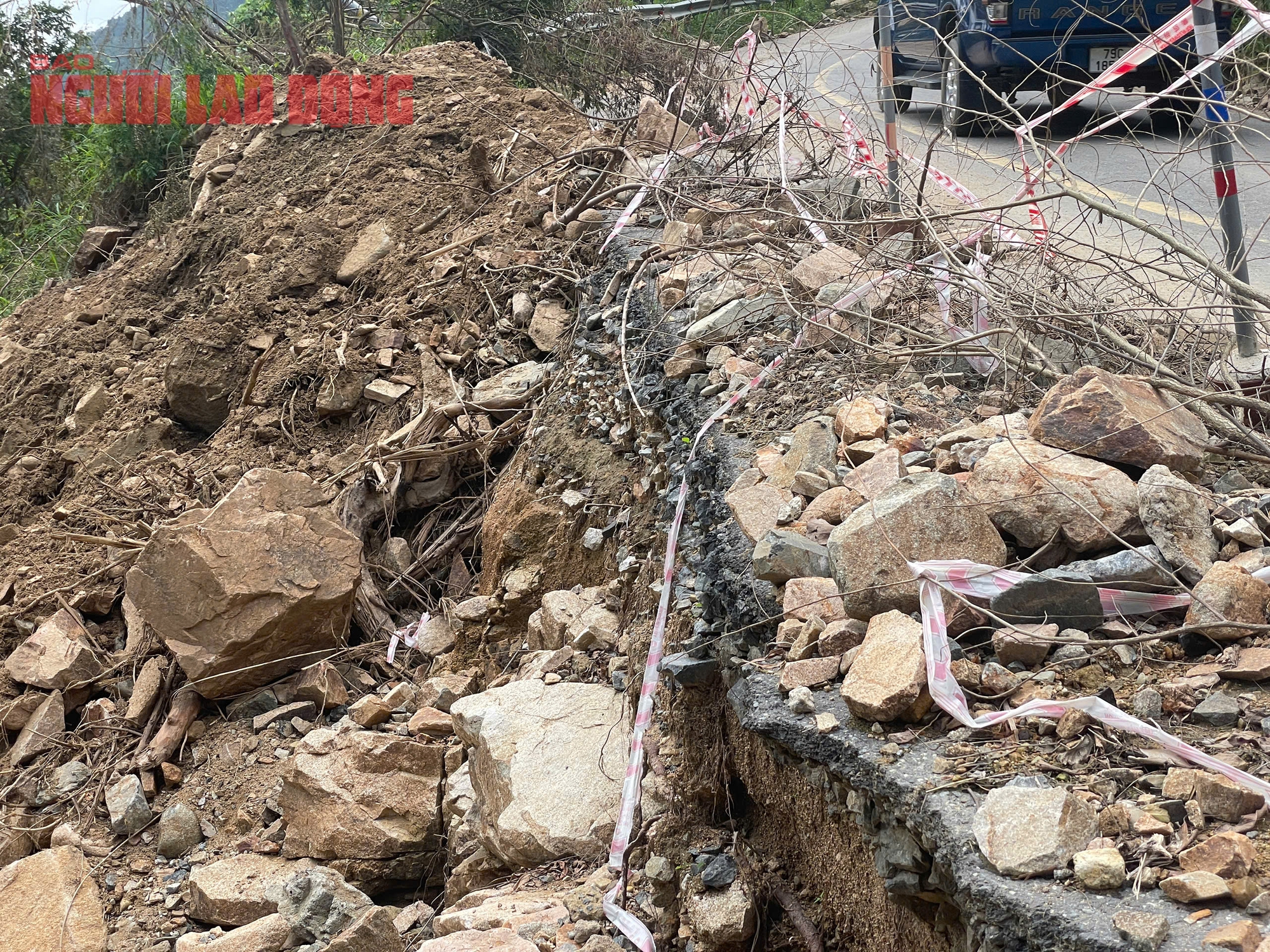 Đ&egrave;o Kh&aacute;nh Sơn hở h&agrave;m ếch, xe tải trọng lớn "chiếm đường" g&acirc;y nguy hiểm - Ảnh 7.