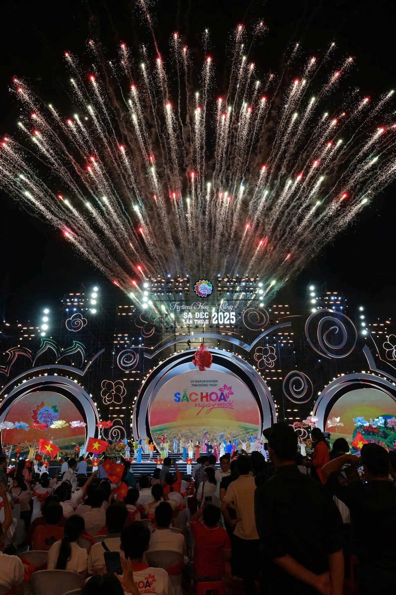 Kỷ lục Bản đồ Việt Nam từ 1 . 000 Giống hoa kiểng tại Festival Sa Đ&eacute;c lần 2 - Ảnh 1.