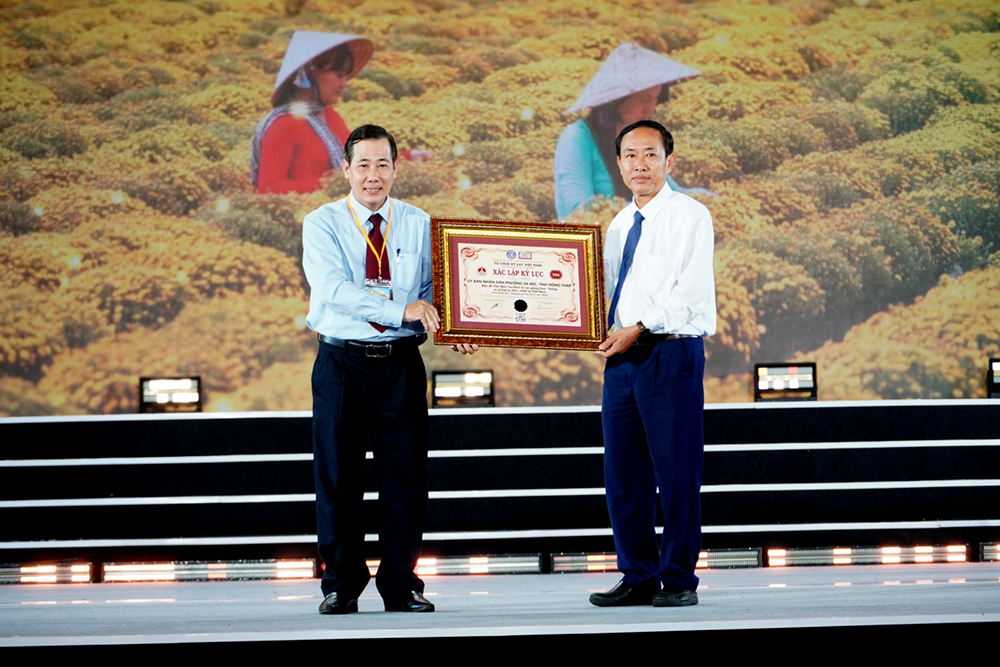 Kỷ lục Bản đồ Việt Nam từ 1 . 000 Giống hoa kiểng tại Festival Sa Đ&eacute;c lần 2 - Ảnh 14.