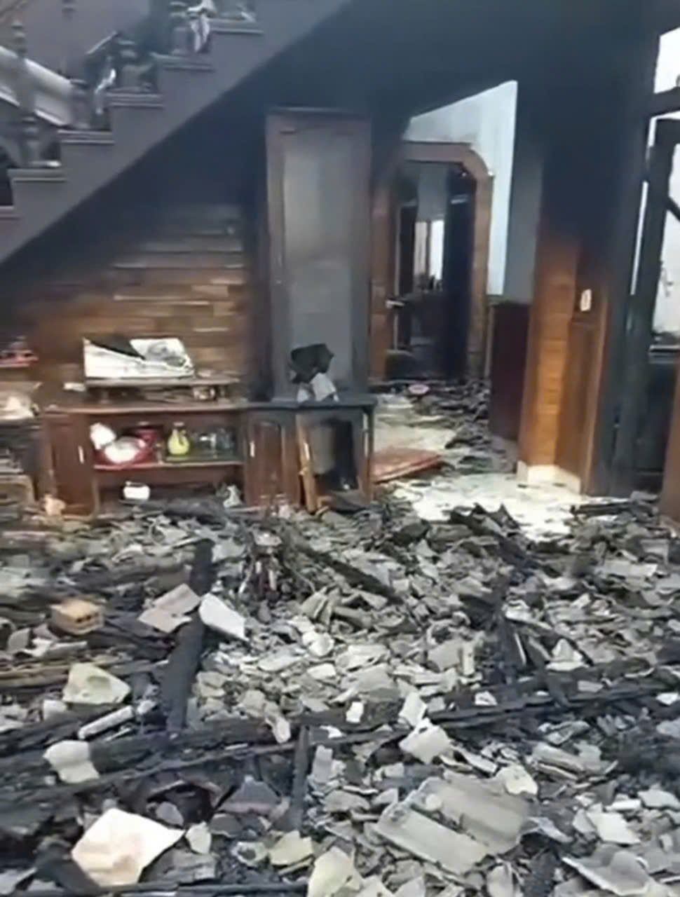 Cha tố con phóng hỏa đốt nhà trong lúc chờ đi cai nghiện ma túy - Ảnh 1.