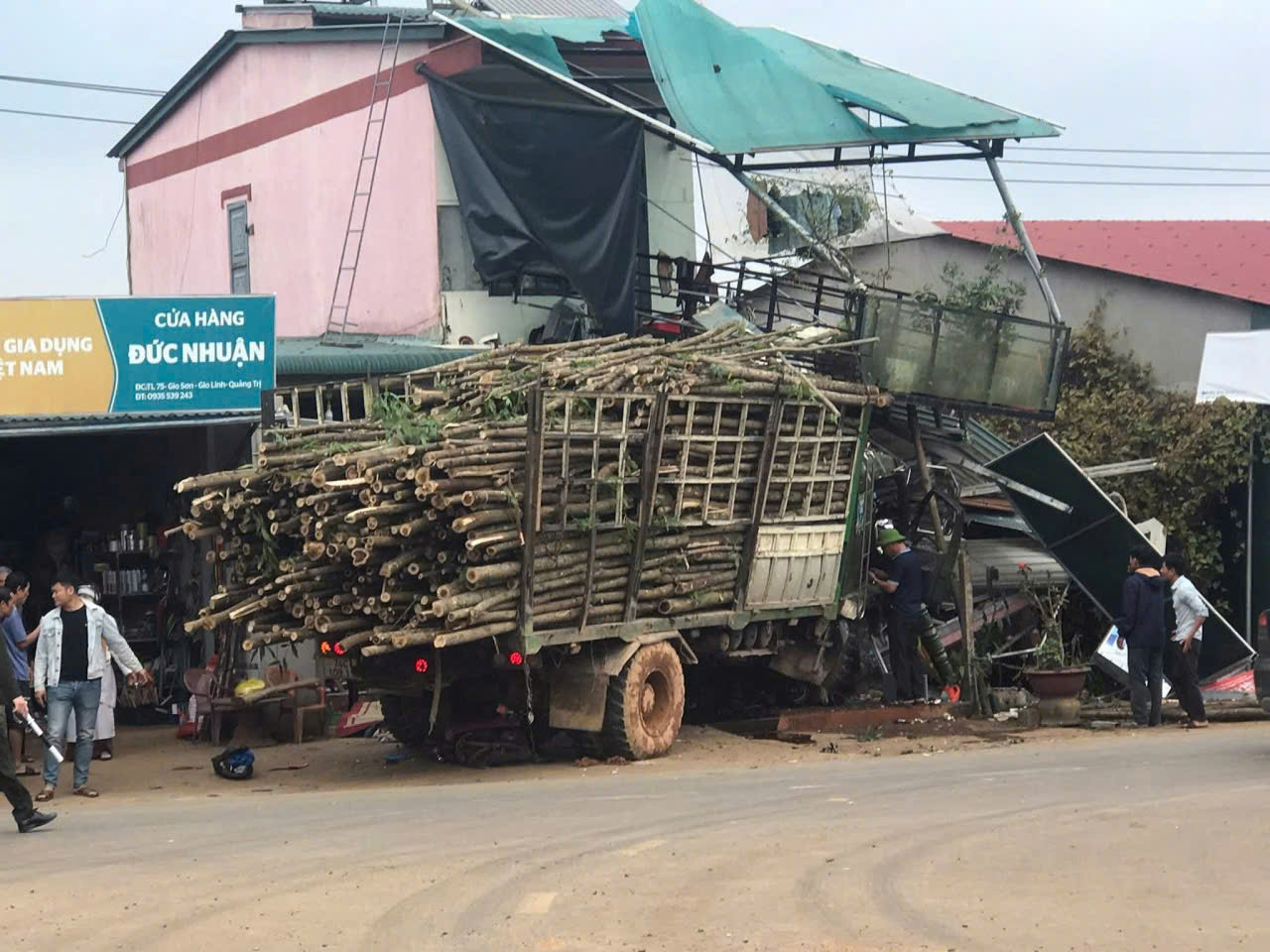 Xe tải lao vào nhà dân ở Quảng Trị: Một cháu bé tử vong , 4 người bị thương - Ảnh 1.