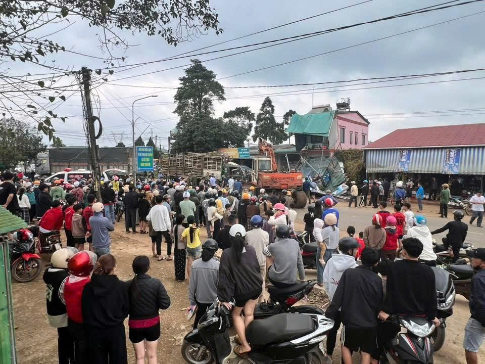 Xe tải lao vào nhà dân ở Quảng Trị: Một cháu bé tử vong , 4 người bị thương - Ảnh 2.