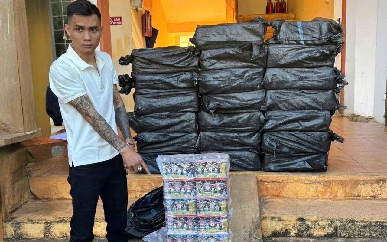 Ph&aacute;t hiện gần 200 kg ph&aacute;o lậu trong ngăn xe b&iacute; mật - Ảnh 2.