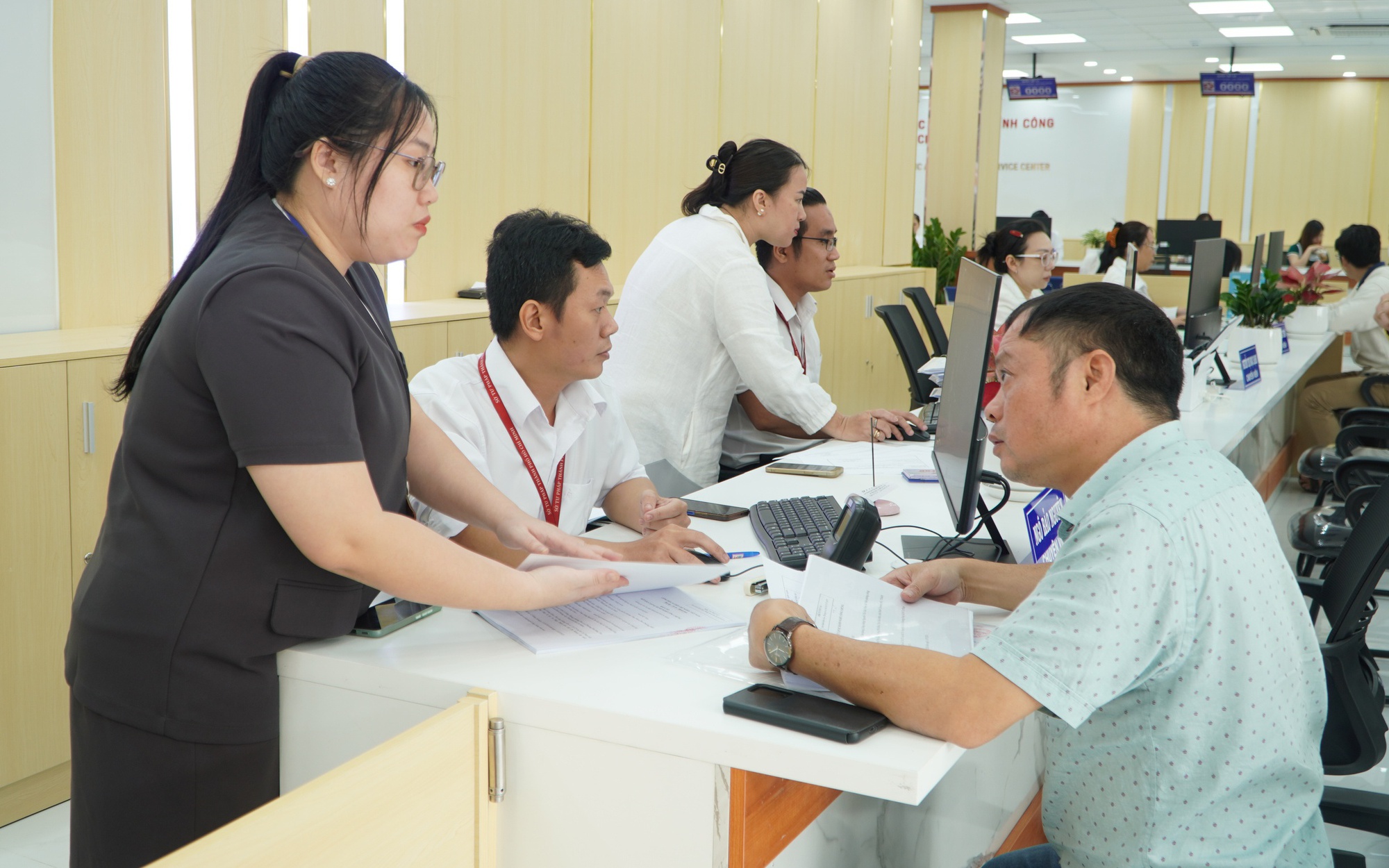 Bước đột ph&aacute; thực chất trong phục vụ - Ảnh 1.