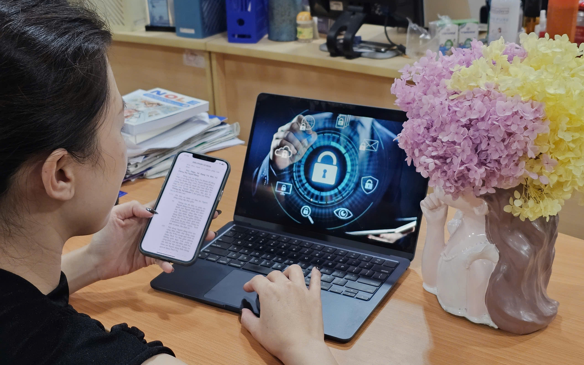 Giữa l&agrave;n s&oacute;ng xo&aacute; app Zalo, người d&ugrave;ng đổ x&ocirc; sang tải ứng dụng WhatsApp v&agrave; Viber  - Ảnh 1.