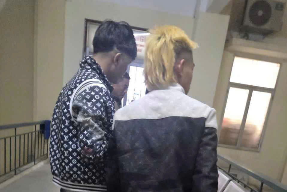 Hai thanh niên ngổ ngáo " thông chốt" đâm bị thương đại úy công an - Ảnh 1.