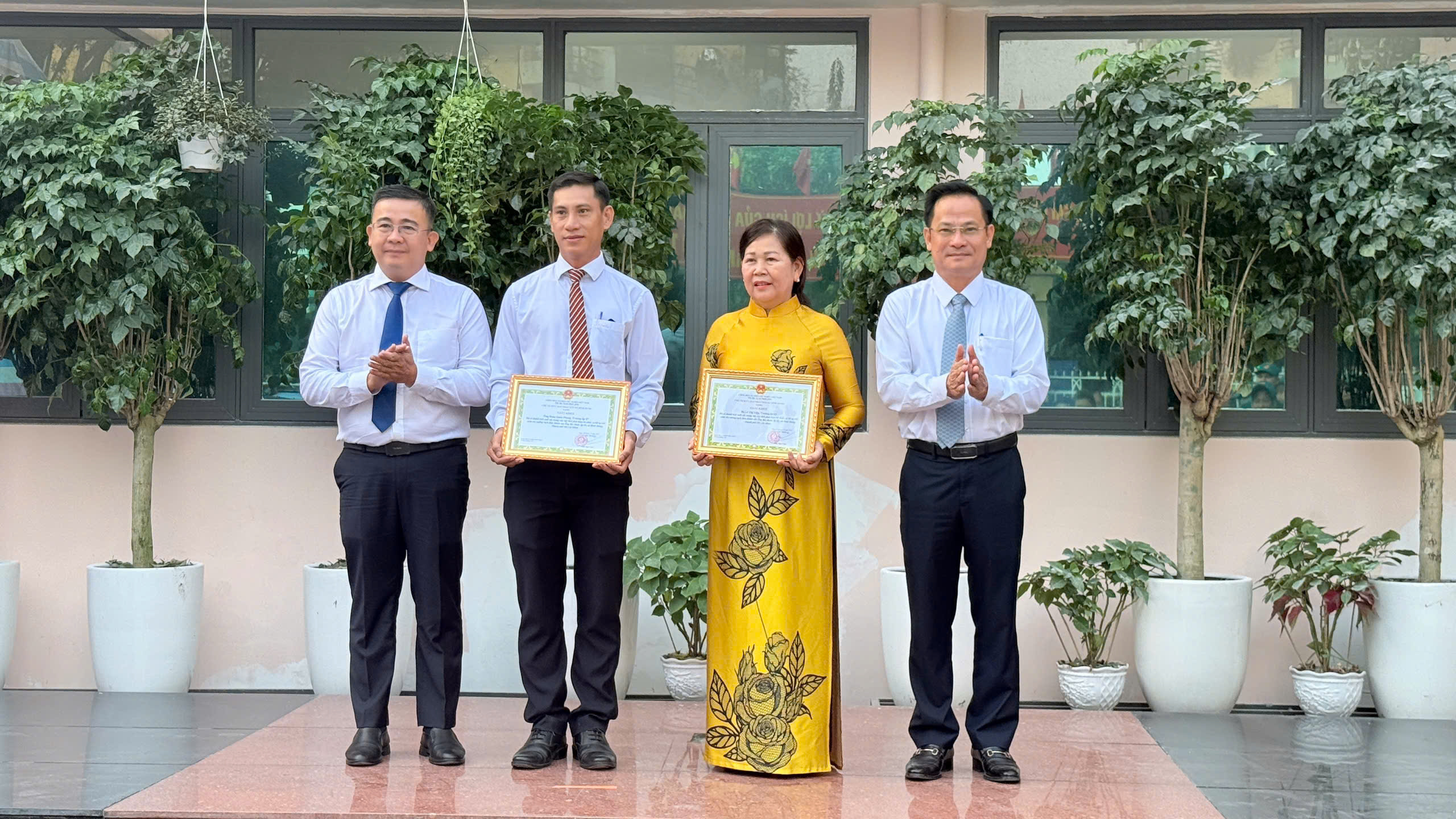 Xã Bình Hưng, TPHCM Phát hiện, xử lý kịp thời hành vi vứt rác xuống kênh - Ảnh 1.