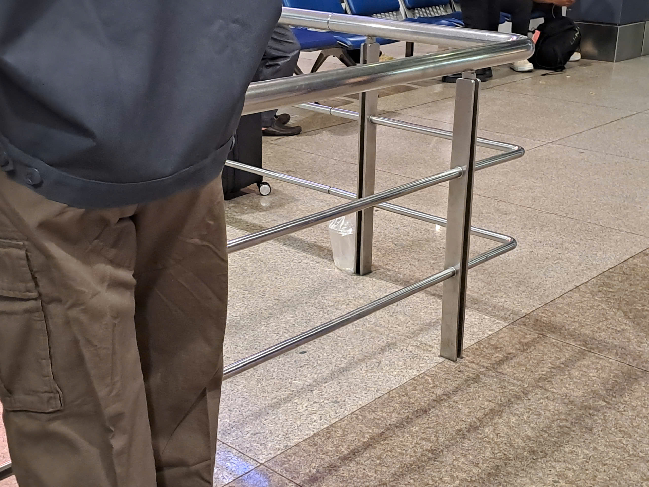 Xả r&aacute;c bừa b&atilde;i tại s&acirc;n bay T&acirc;n Sơn Nhất: Khi &yacute; thức c&ograve;n nhiều "khoảng trống" - Ảnh 8.