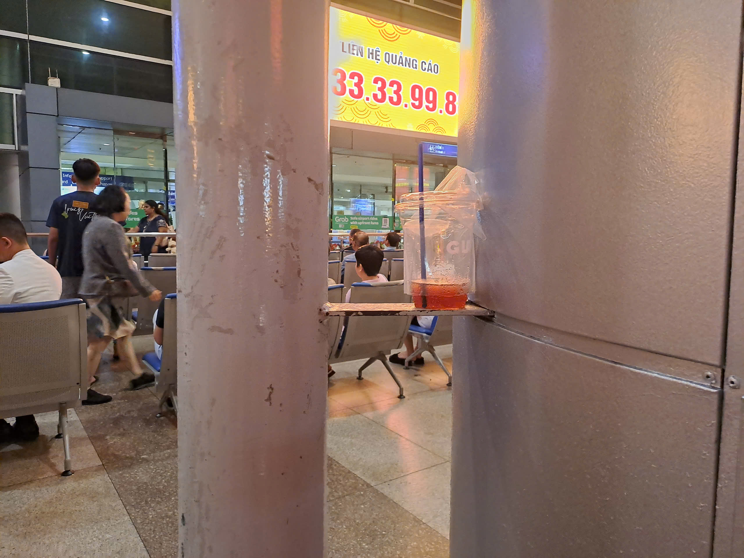 Xả r&aacute;c bừa b&atilde;i tại s&acirc;n bay T&acirc;n Sơn Nhất: Khi &yacute; thức c&ograve;n nhiều "khoảng trống" - Ảnh 1.