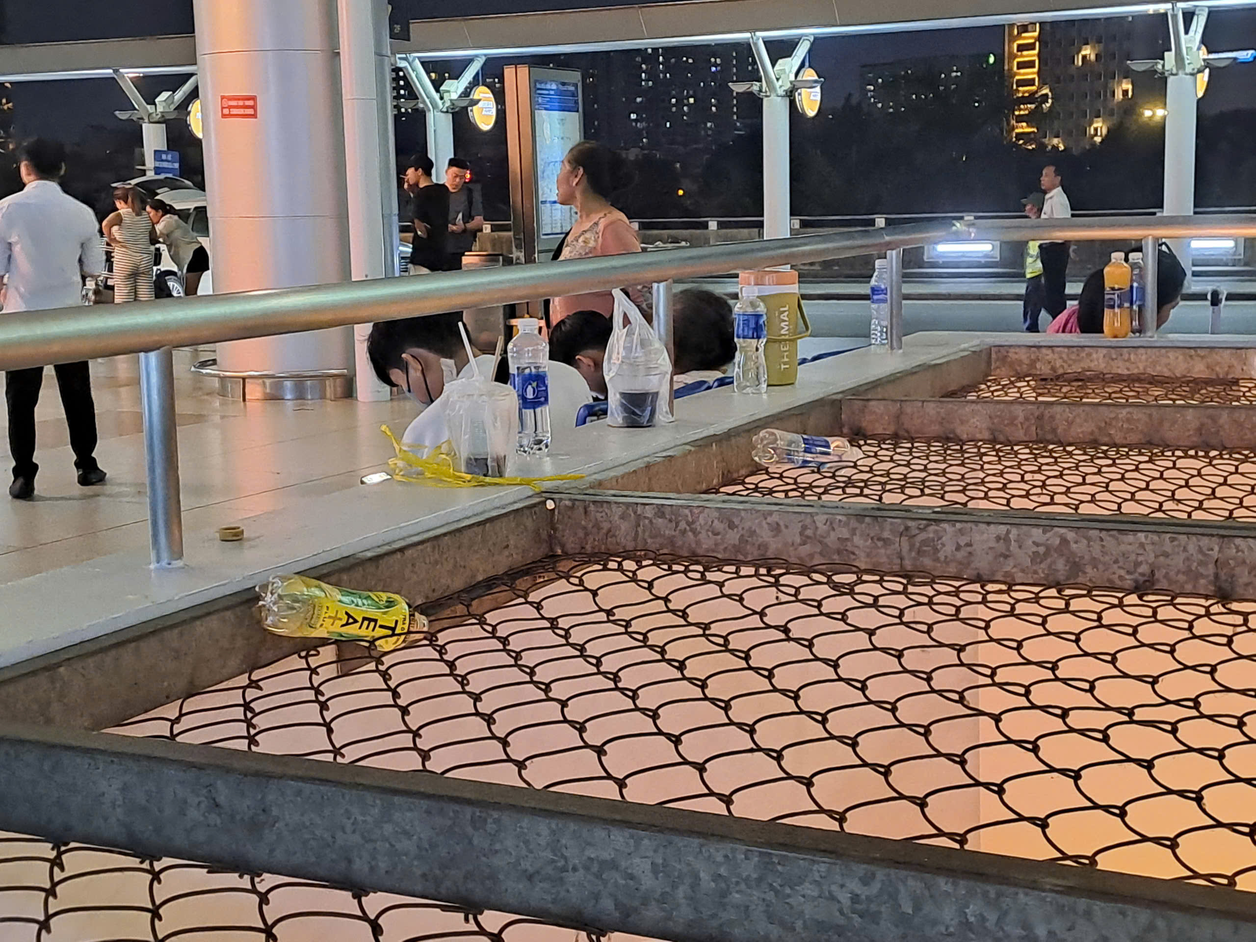 Xả r&aacute;c bừa b&atilde;i tại s&acirc;n bay T&acirc;n Sơn Nhất: Khi &yacute; thức c&ograve;n nhiều "khoảng trống" - Ảnh 7.