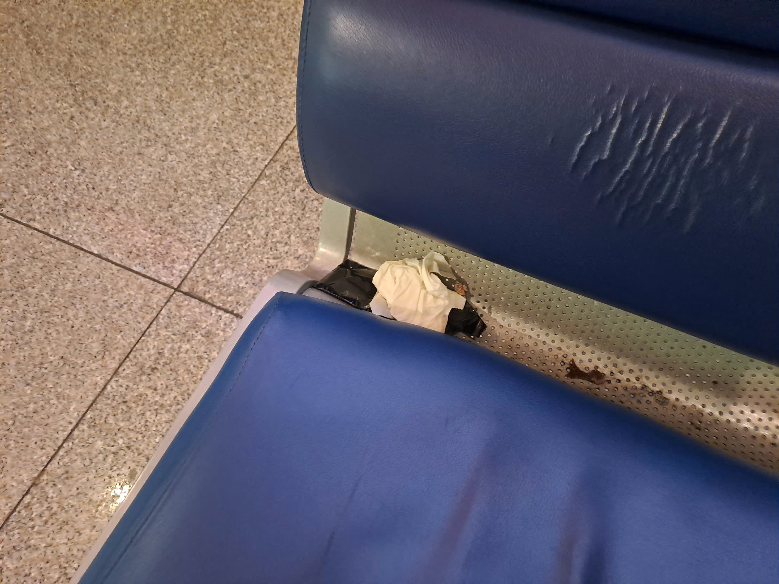 Xả r&aacute;c bừa b&atilde;i tại s&acirc;n bay T&acirc;n Sơn Nhất: Khi &yacute; thức c&ograve;n nhiều "khoảng trống" - Ảnh 3.