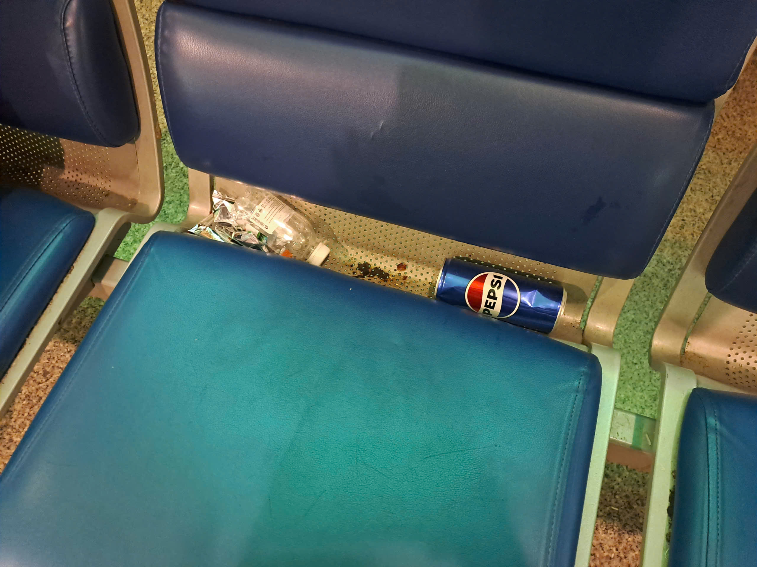 Xả r&aacute;c bừa b&atilde;i tại s&acirc;n bay T&acirc;n Sơn Nhất: Khi &yacute; thức c&ograve;n nhiều "khoảng trống" - Ảnh 2.