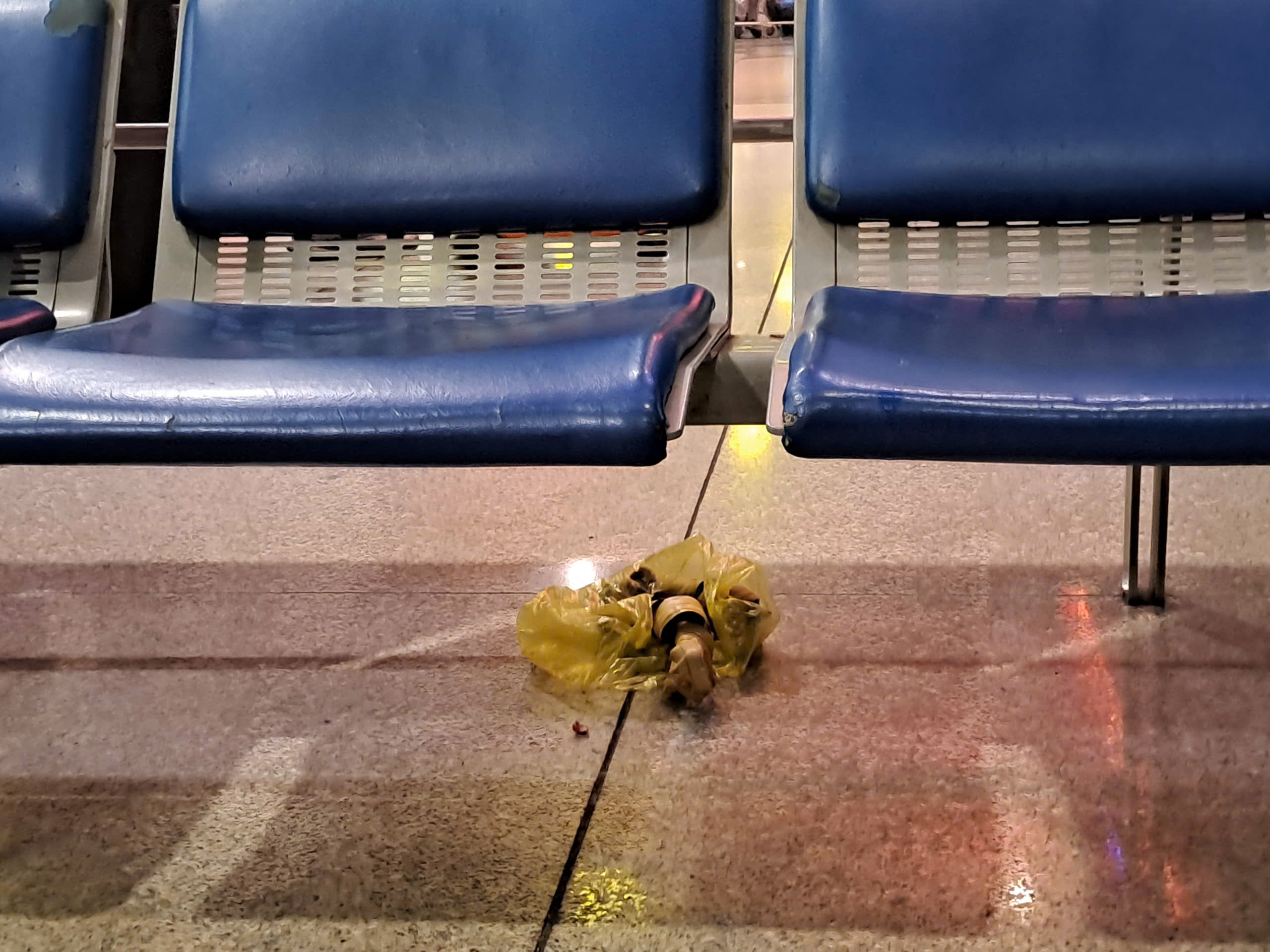 Xả r&aacute;c bừa b&atilde;i tại s&acirc;n bay T&acirc;n Sơn Nhất: Khi &yacute; thức c&ograve;n nhiều "khoảng trống" - Ảnh 5.